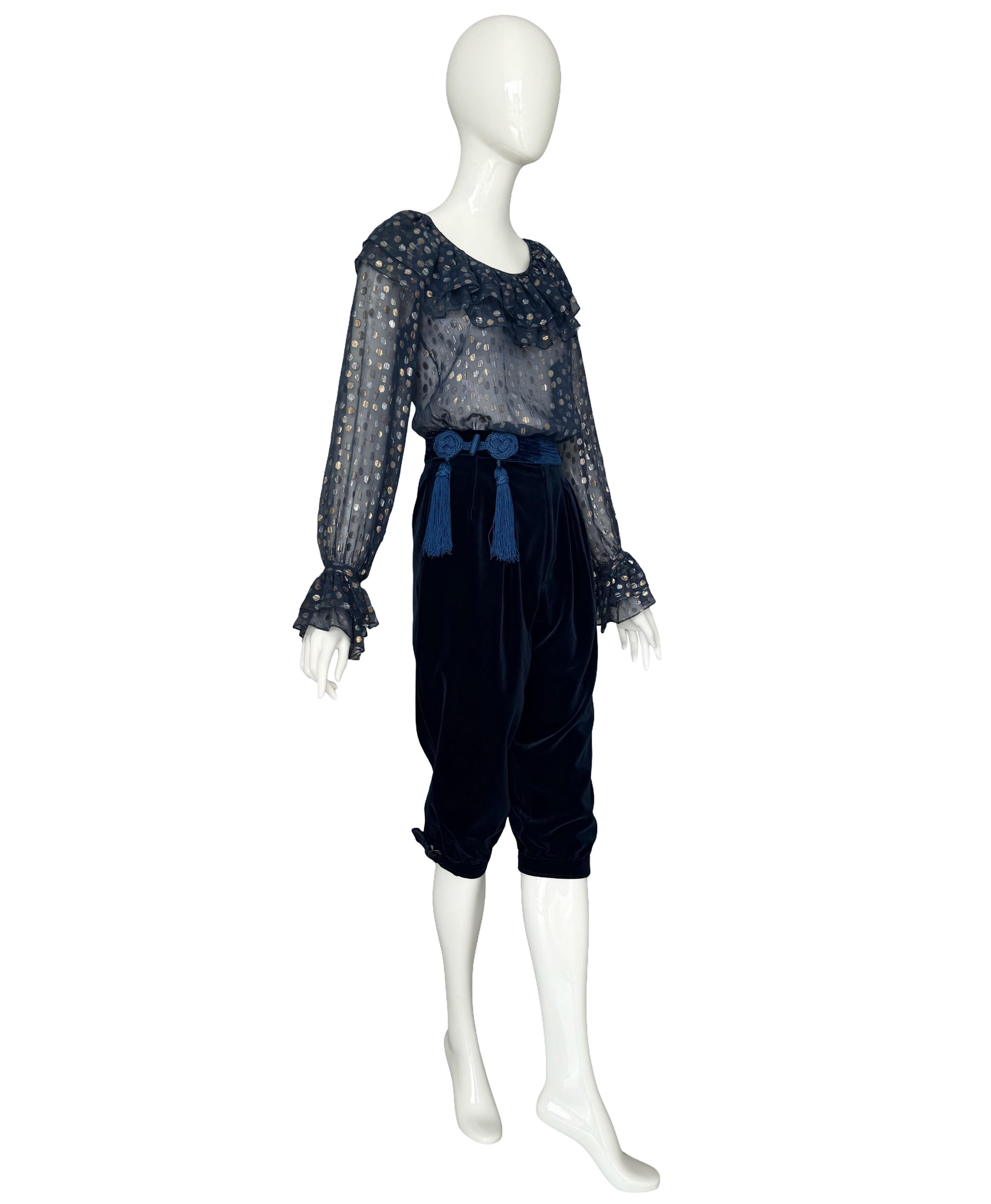 Yves Saint Laurent Rive Gauche Blusa de gasa azul años 70 y Pantalón de terciopelo azul en Excelente estado para la venta en Antwerpen, Vlaams Gewest