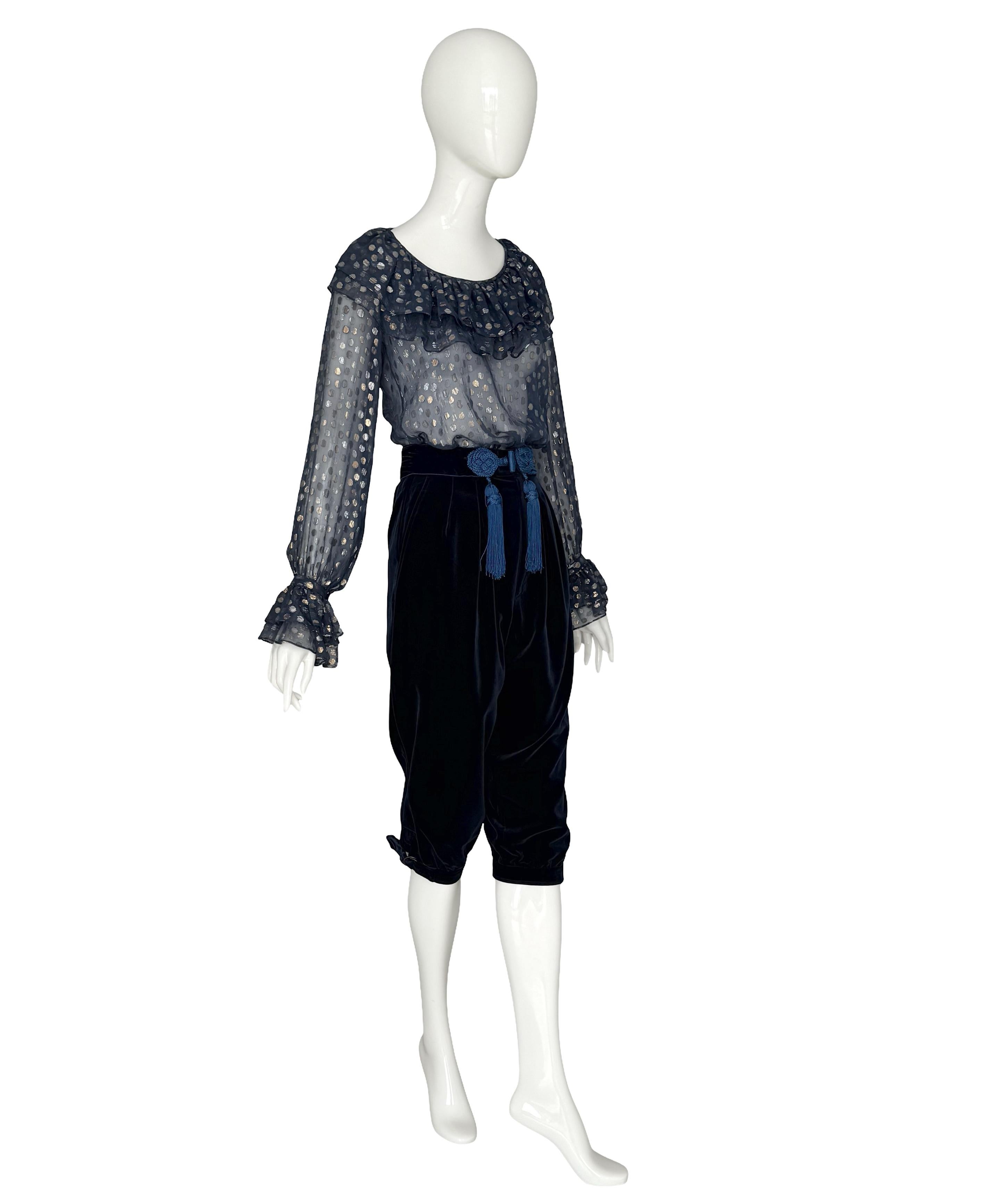 De las mujeres Yves Saint Laurent Rive Gauche Blusa de gasa azul años 70 y Pantalón de terciopelo azul en venta