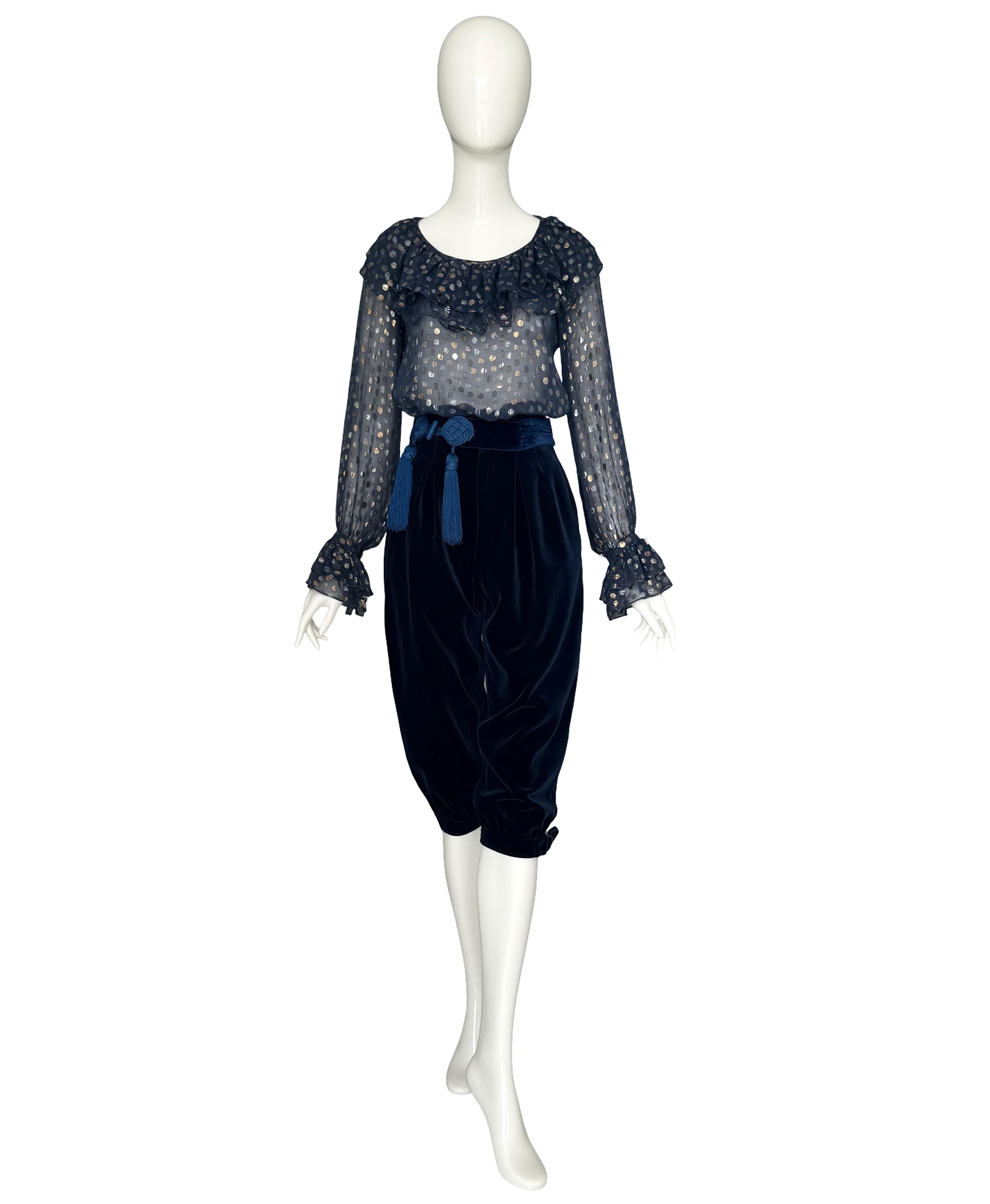 Yves Saint Laurent Rive Gauche Blusa de gasa azul años 70 y Pantalón de terciopelo azul en venta 1
