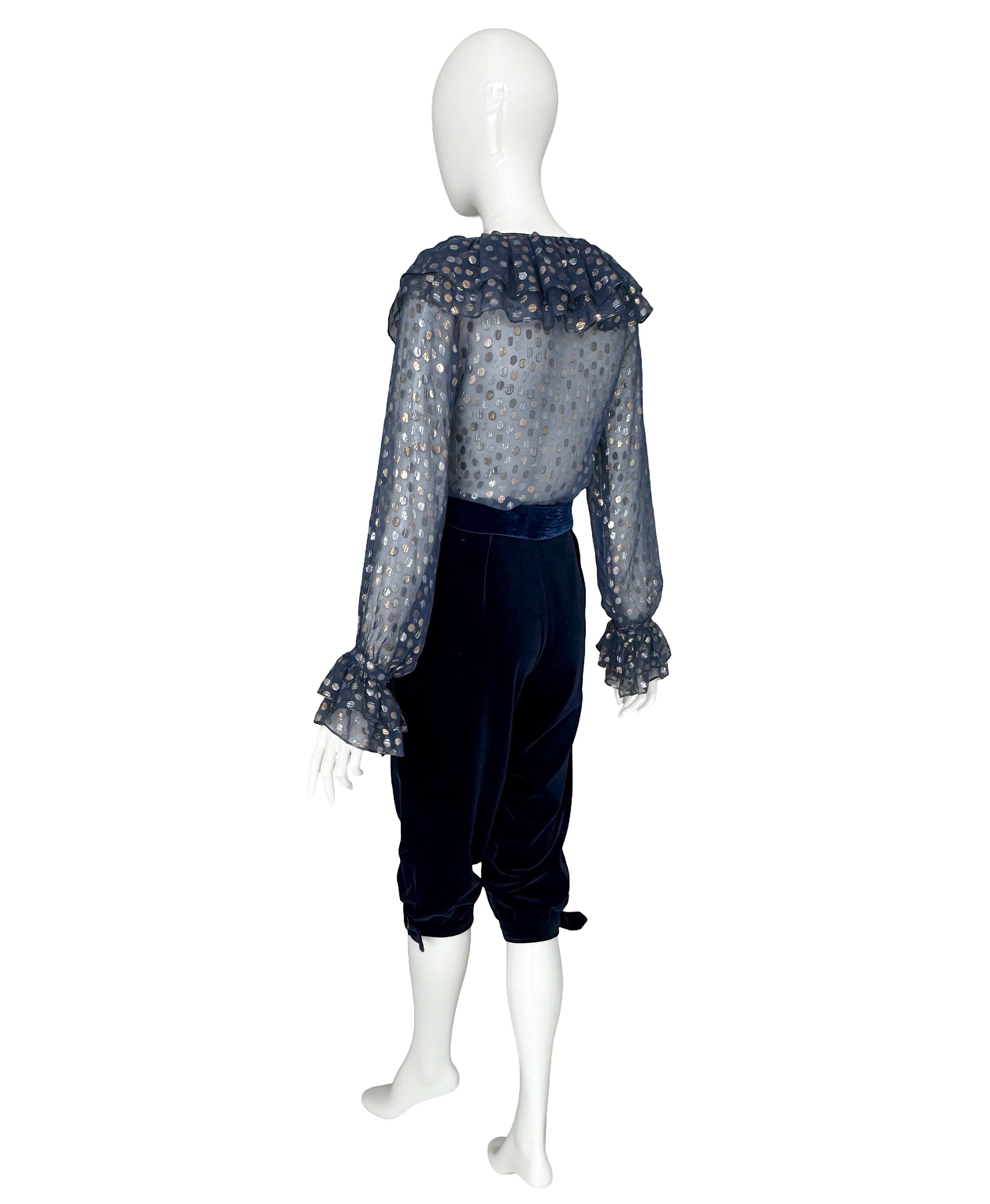 Yves Saint Laurent Rive Gauche Blusa de gasa azul años 70 y Pantalón de terciopelo azul en venta 4