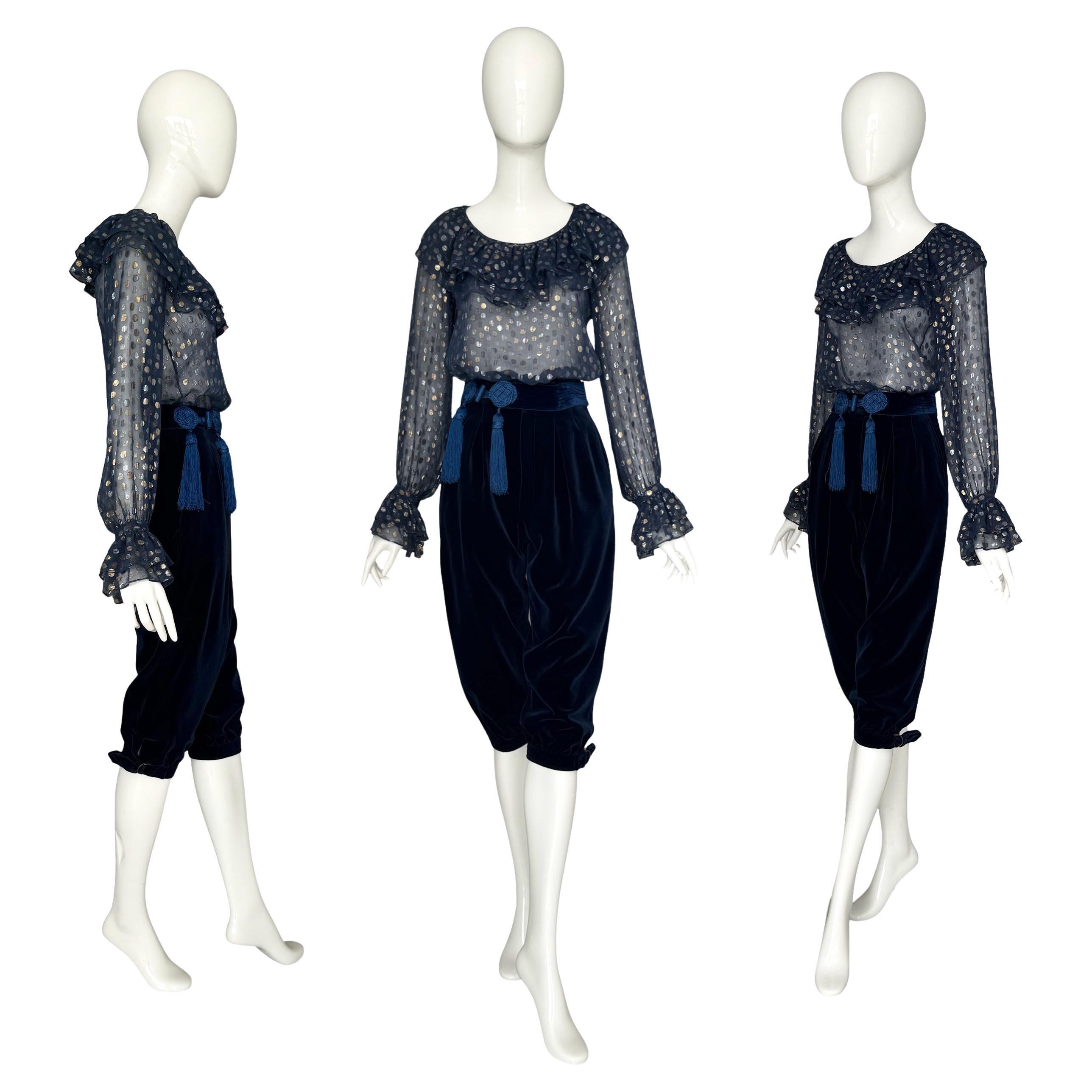 Yves Saint Laurent Rive Gauche Blusa de gasa azul años 70 y Pantalón de terciopelo azul en venta