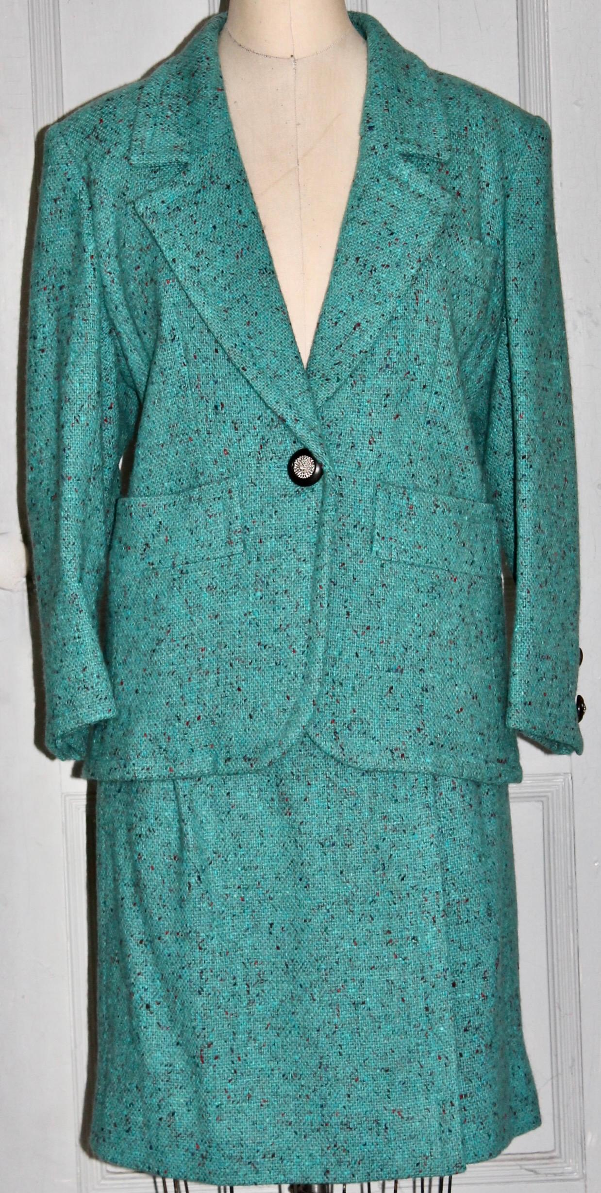 Offrant un costume en laine tweed turquoise Yves Saint Laurent Rive Gauche des années 1980, vendu par Bergdorf Goodman, sur le Plaza NYC. La veste est lestée à l'intérieur et dans le dos par une chaîne en or.  Taille : 44, longueur de la veste 28