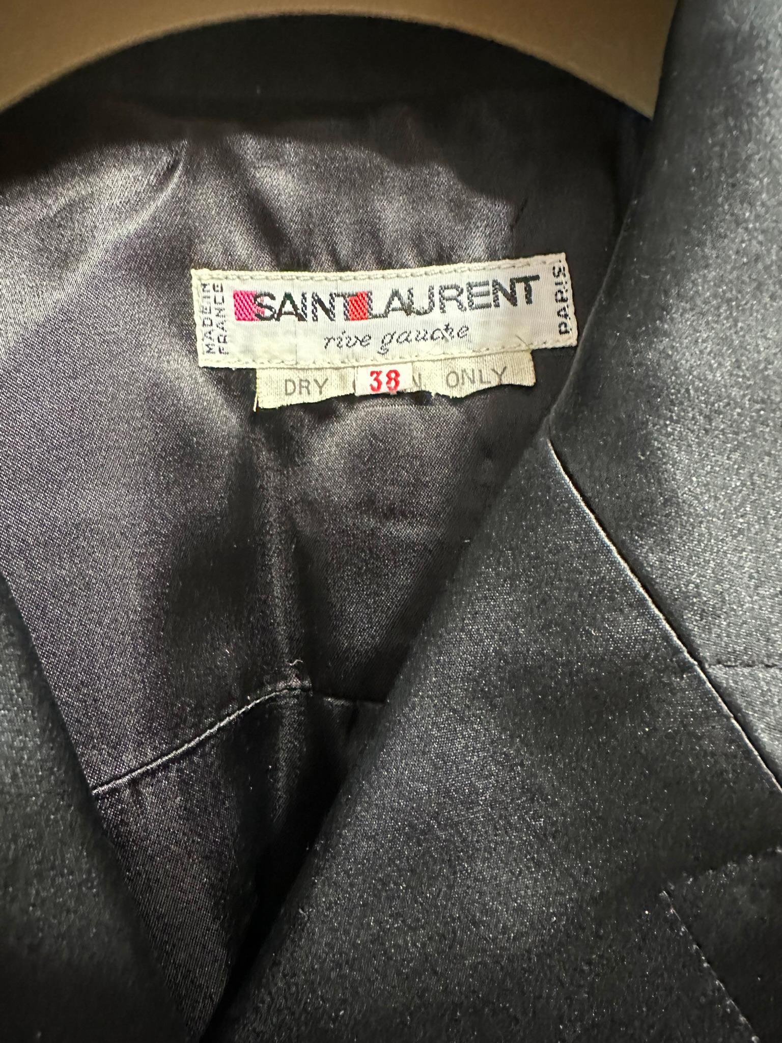 Yves Saint Laurent Rive Gauche Veste de soirée ceinturée à large revers en satin noir 1990 en vente 13