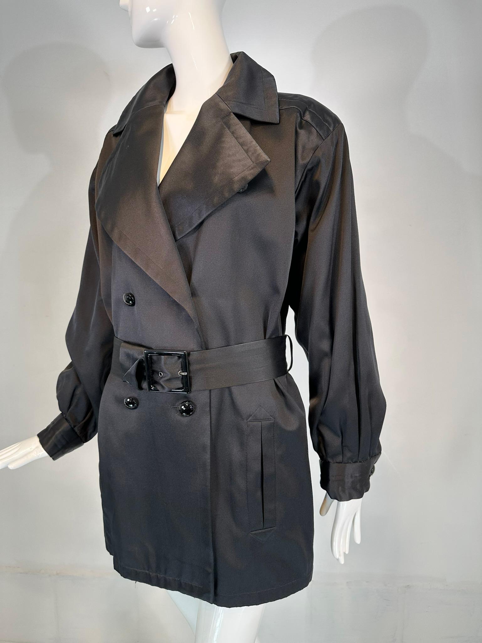 Veste de soirée ceinturée à large revers en satin noir Yves Saint Lauren Rive Gauche, années 1990. Veste sophistiquée en satin noir classique Yves Saint Laurent. La veste à double boutonnage se boutonne jusqu'au col ou s'ouvre avec de larges revers