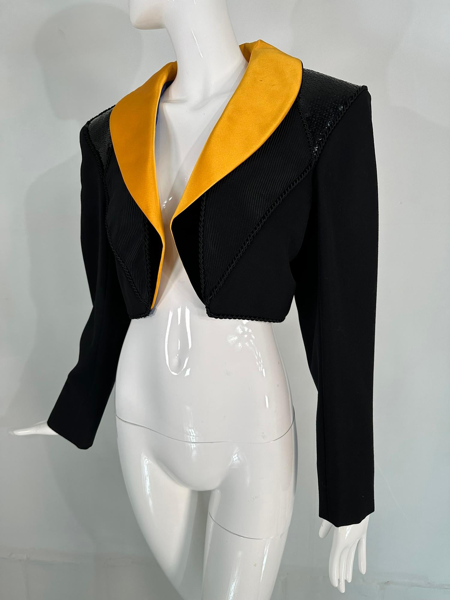  Yves Saint Laurent Rive Gauche gabardine noire cropped  du début des années 1990. Cette belle veste a un col châle en satin jaune-orange vif,  Doublée de satin bleu vif, la combinaison est éclatante. Fine gabardine de laine noire la veste a des