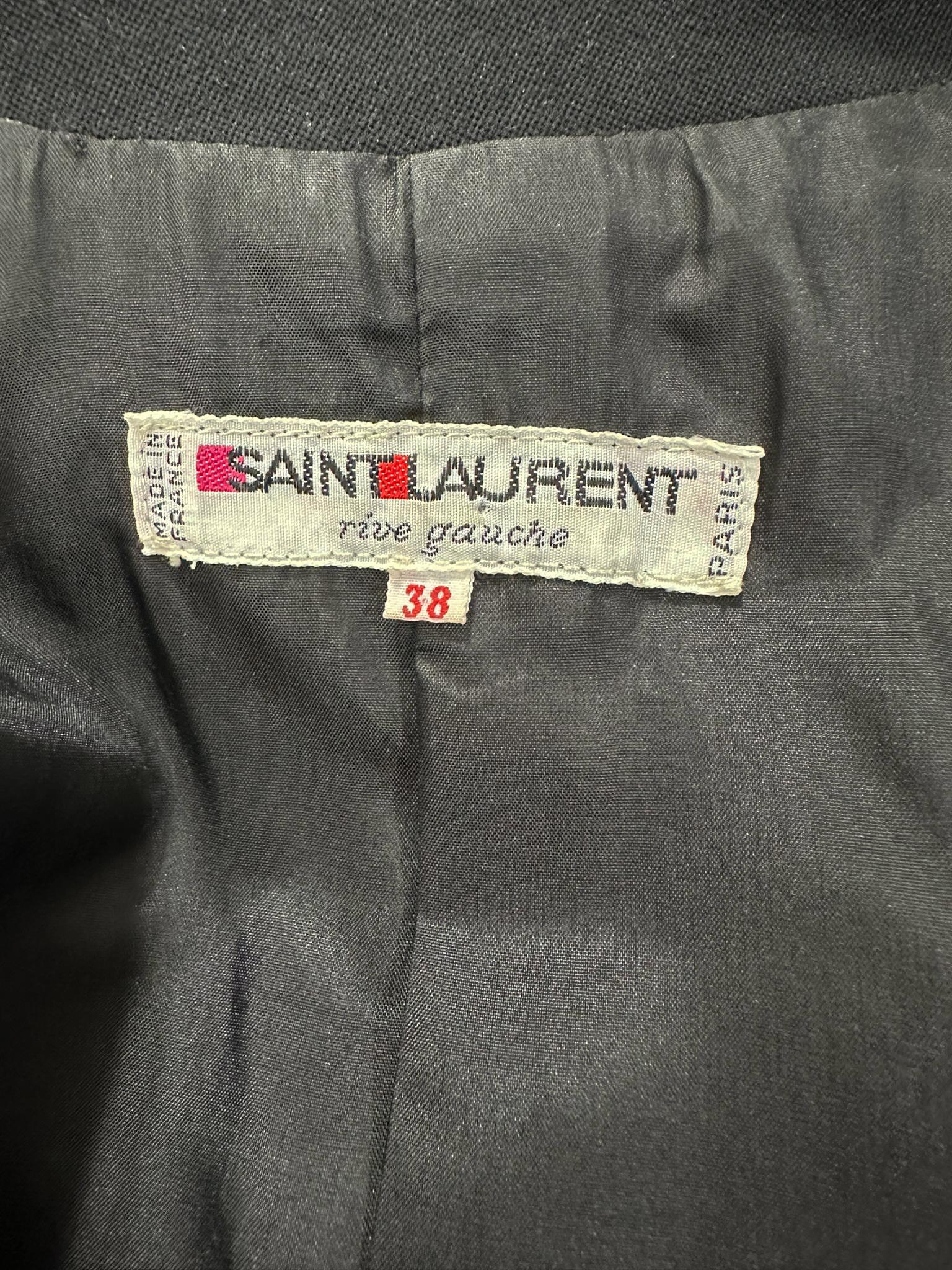 Yves Saint Laurent Rive Gauche Veste croisée noire à épaules structurées en vente 10