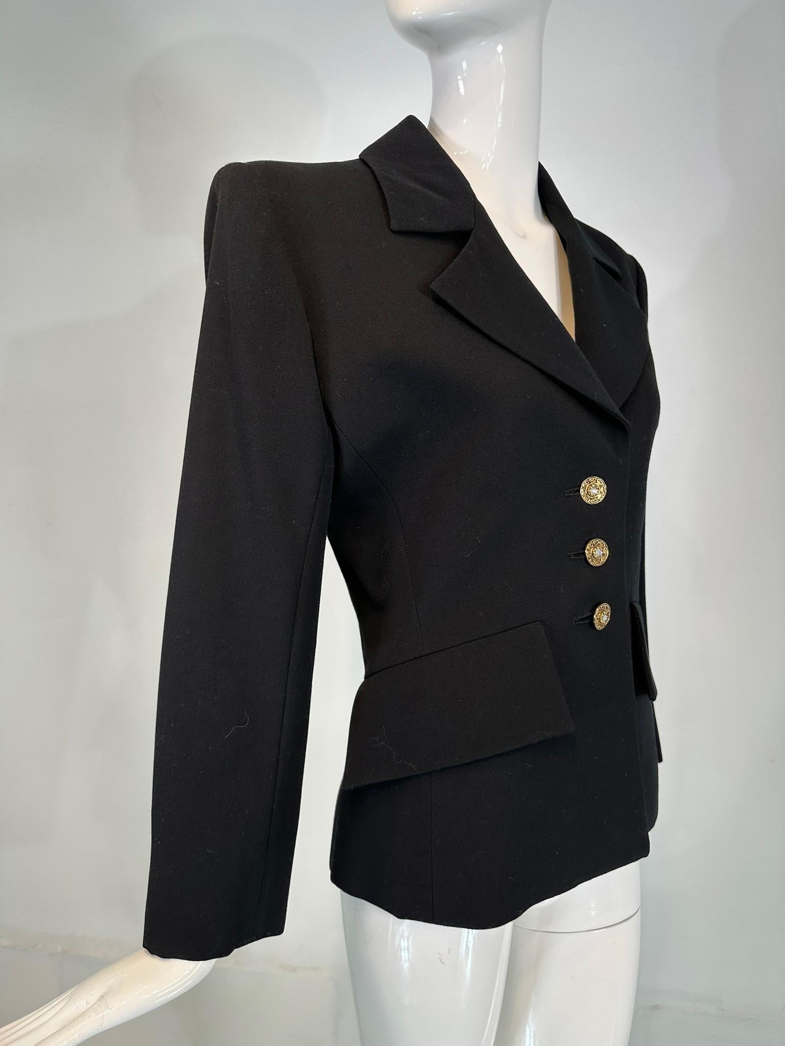 Veste en laine noire Yves Saint Laurent Rive Gauche des années 1990, à épaules structurées, taille nouée et simple boutonnage. Une veste magnifique pour toutes les occasions et surtout portée avec un jean, elle a tellement de style. Veste boutonnée