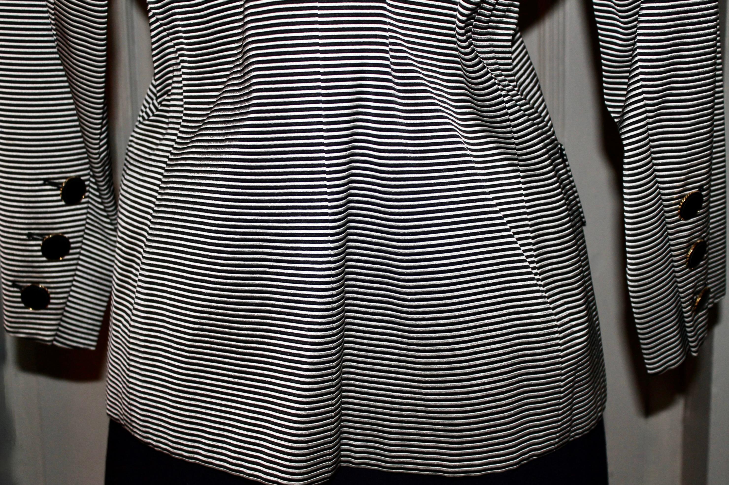 Yves Saint Laurent Rive Gauche - Veste rayée à épingles noires et blanches en vente 3