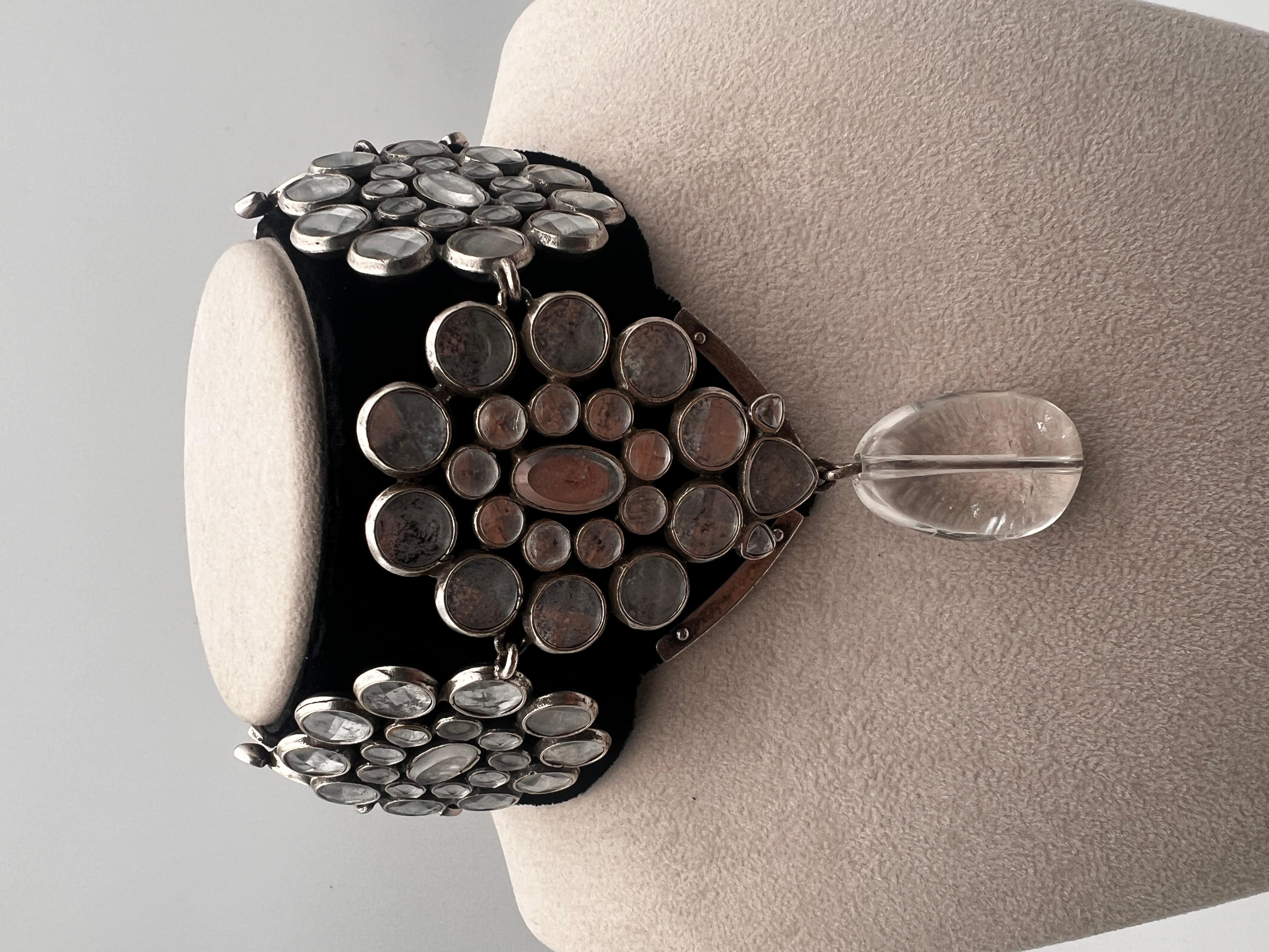 Yves Saint Laurent Rive Gauche è una collana in velluto nero di Tom Ford con elementi in argento anticato, rifiniture in acrilico anticato e una goccia di cristallo di rocca. Yves Saint Laurent Collezione Autunno/Inverno 2002. Nastri di velluto da