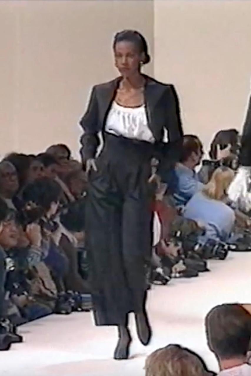 - Pasarela Otoño/Invierno 1993 YSL Rive Gauche de Yves Saint Laurent

- Vendido por Mae Vintage London 

- Chaqueta negra recortada 