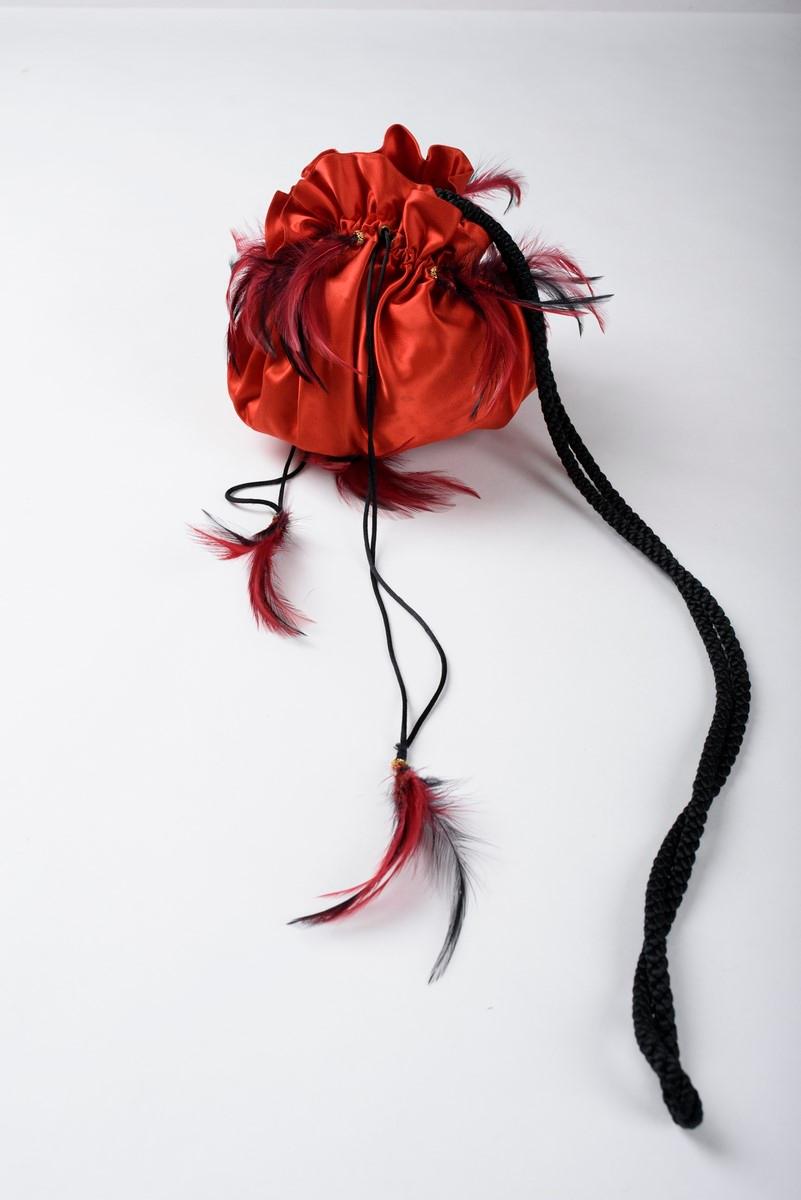 Autumn-Winter 1977 collection
France
Small purse, bag or reticule for evening wear to match the blouse and skirt set, posted separately. In the tradition of Yves Saint Laurent's Opéra Ballet Russe collection. Purse in red silk satin, tightened by a
