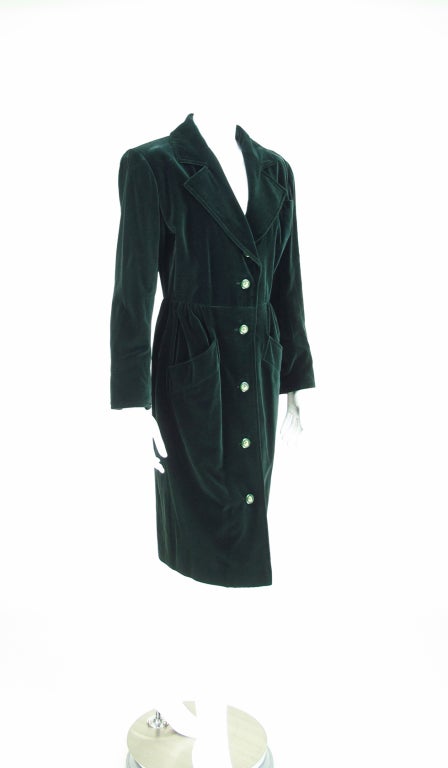 Manteau ou robe en velours vert forêt foncé Yves Saint Laurent Rive Gauche des années 1980, il est très élégant avec une large ceinture. Magnifique manteau en velours doux qui se ferme sur le devant par des boutons, des poches en biais sur le