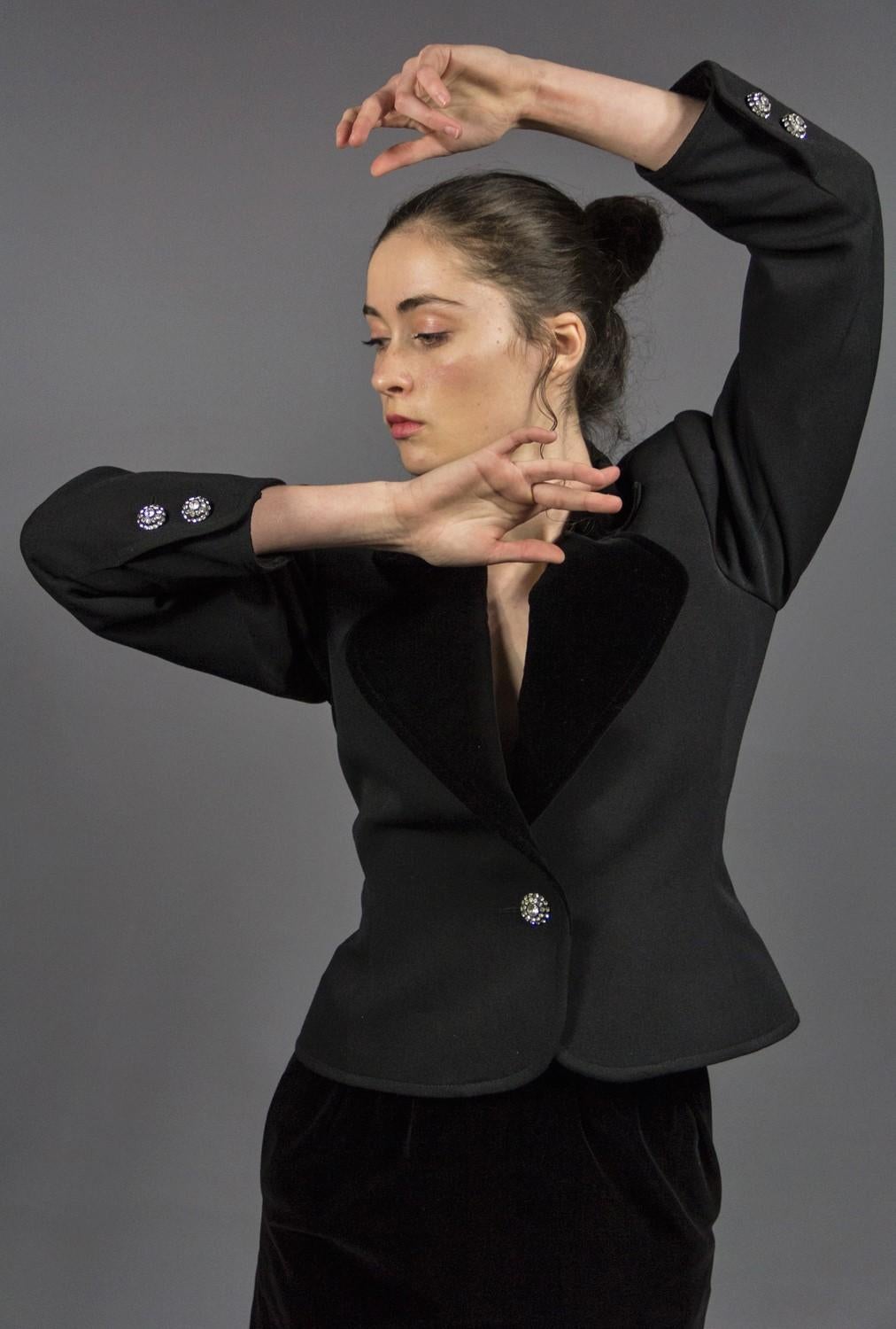 Conjunto de esmoquin con joyas Yves Saint Laurent Rive gauche - Circa 1980-1985 en venta 10