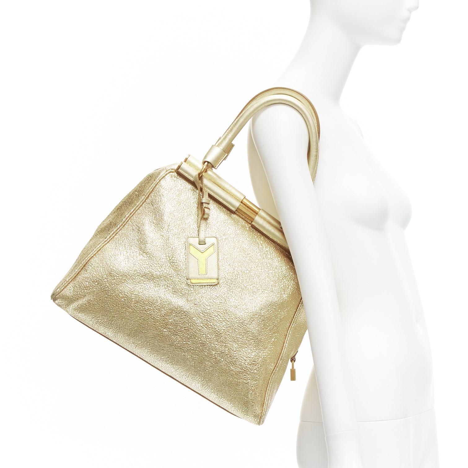 YVES SAINT LAURENT Rive Gauche Majorelle metallic gold medium tote bag
Reference: CELE/A00031
Brand: Yves Saint Laurent
Model: Majorelle
Collection: Rive Gauche
Material: Leather
Color: Gold
Pattern: Solid
Closure: Zip
Lining: Brown Fabric
Extra