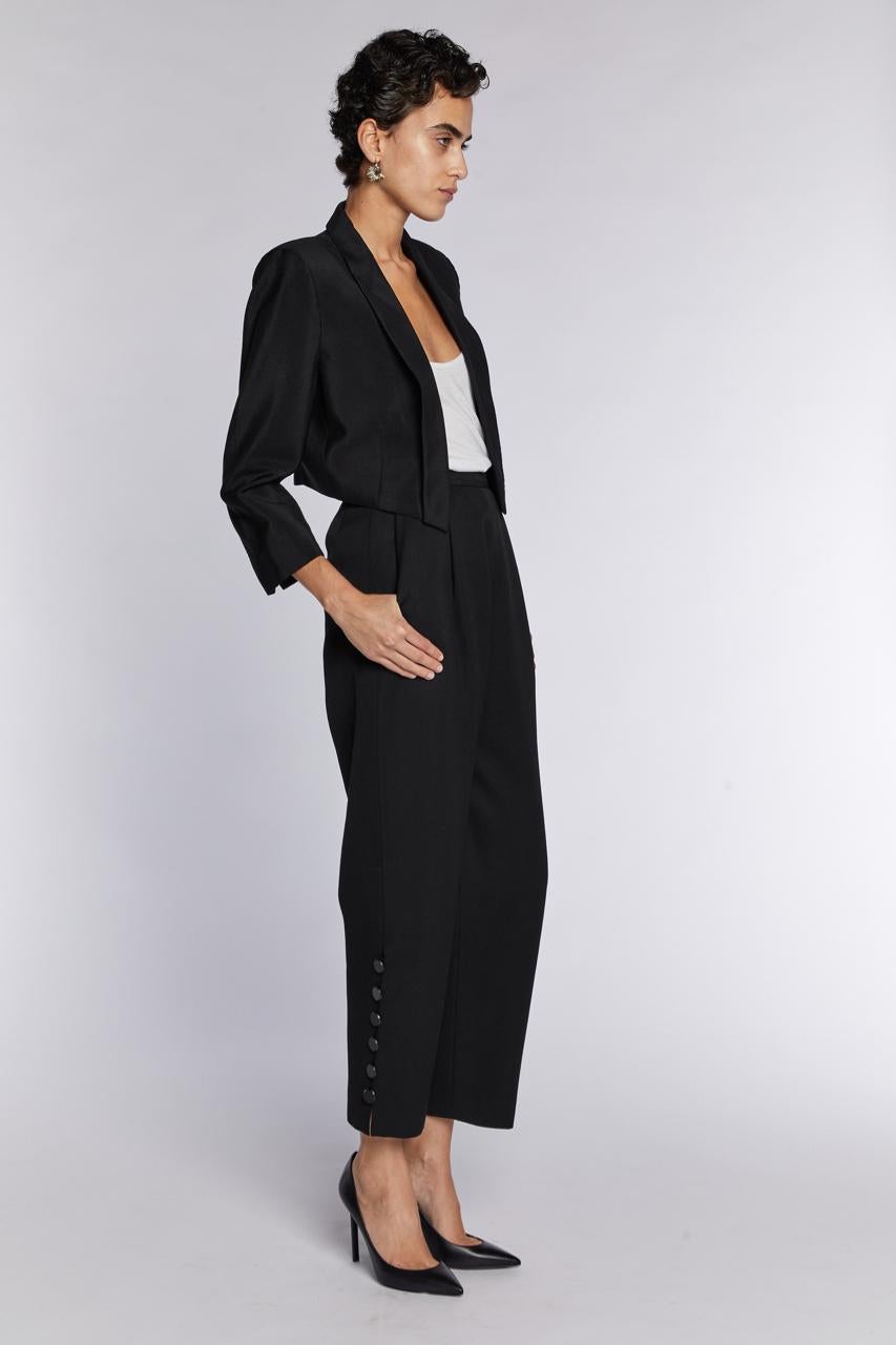 - Colección YSL Rive Gauche de los años 90 de Yves Saint Laurent

- Vendido por Mae Vintage London 

- Pantalón de talle alto y pernera estrecha con aberturas laterales abrochadas con botones

- En la foto con chaqueta Alexander McQueen de los 90 -