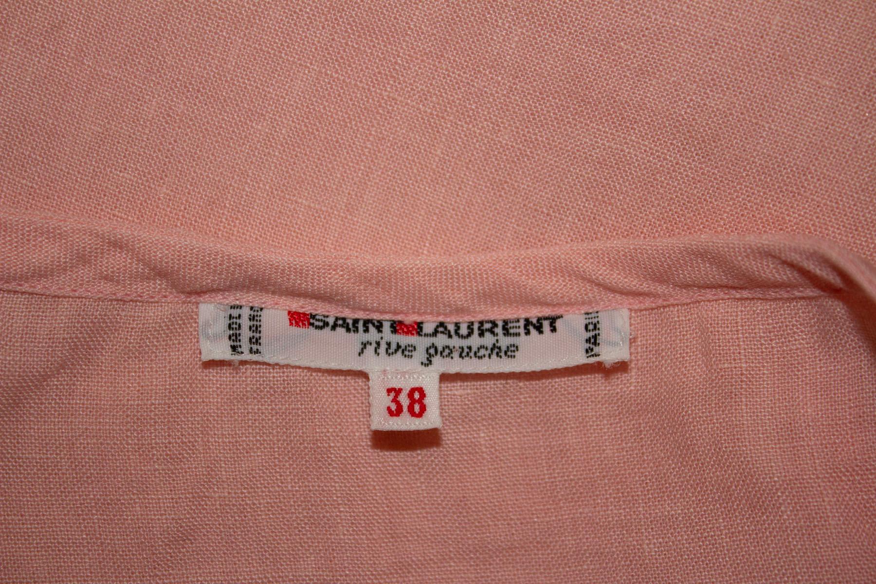 Ein hübsches rosa Vintage-Top von Yves Saint Laurent Rive Gauche. Das Oberteil hat einen Rundhalsausschnitt und doppellagige Cap-Ärmel. Größe 38 Maße: Brustumfang bis zu 37'', Länge 21''