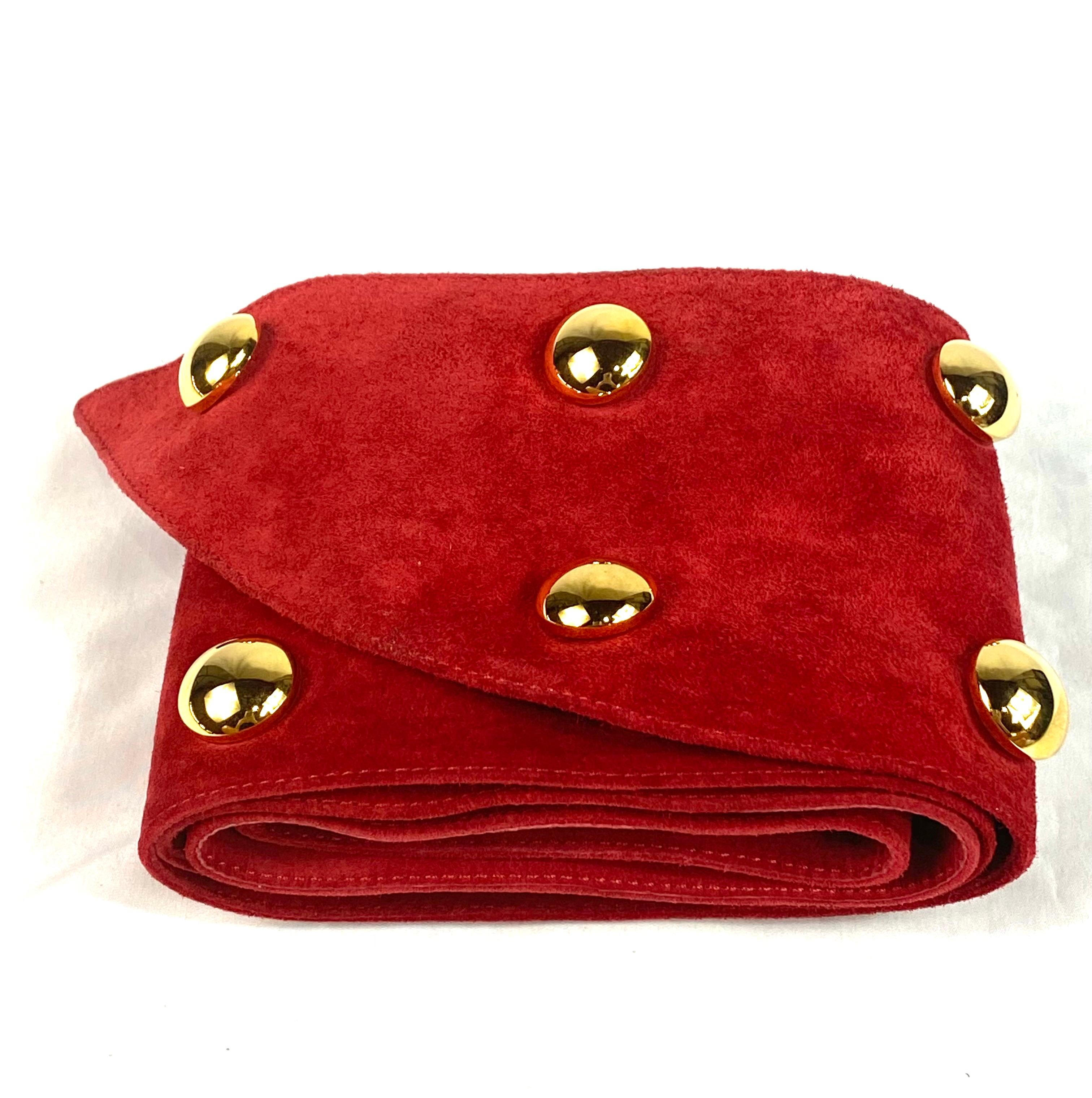 Détails du produit :

La ceinture présente une finition en daim rouge, agrémentée d'une perle plate de couleur or, et mesure 1 pouce de large. Fabriqué en France.