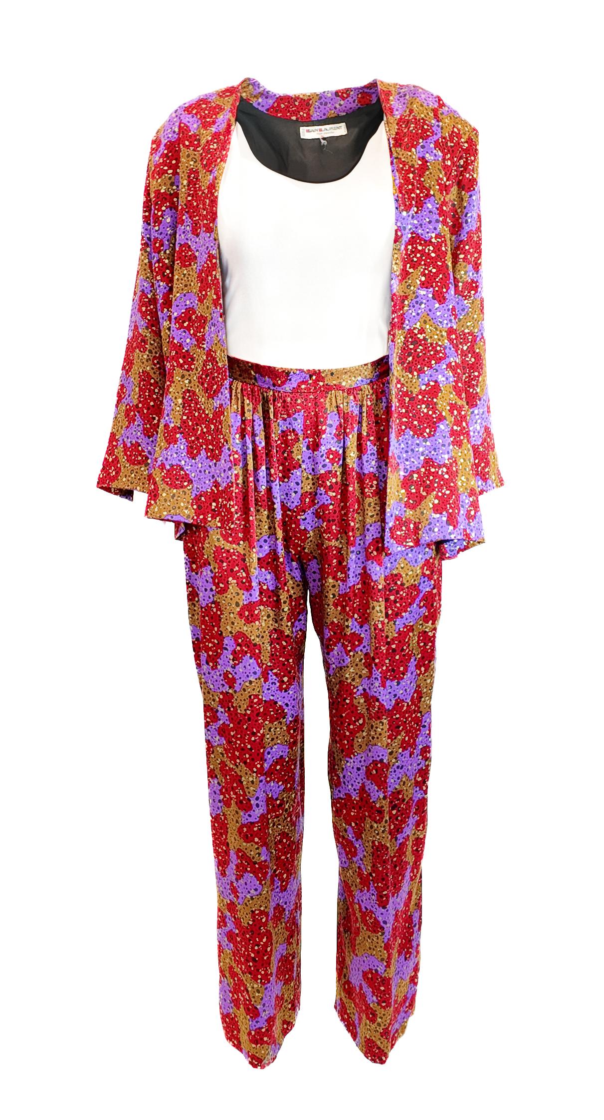 Eleva tu vestuario con el Conjunto de Pantalón de Seda Estampada Yves Saint Laurent Rive Gauche Rojo, confeccionado en 100% seda satinada suave para un confort lujoso y un tacto refinado. Su atrevido estampado captura la estética icónica de Saint