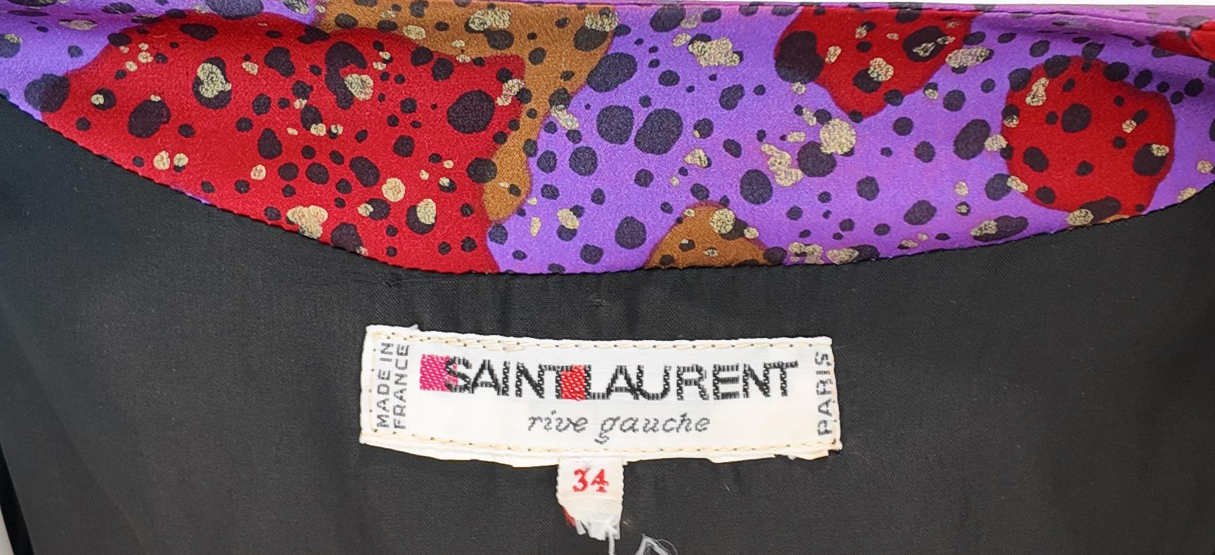 De las mujeres Conjunto de pantalón de seda estampado rojo Yves Saint Laurent Rive Gauche en venta