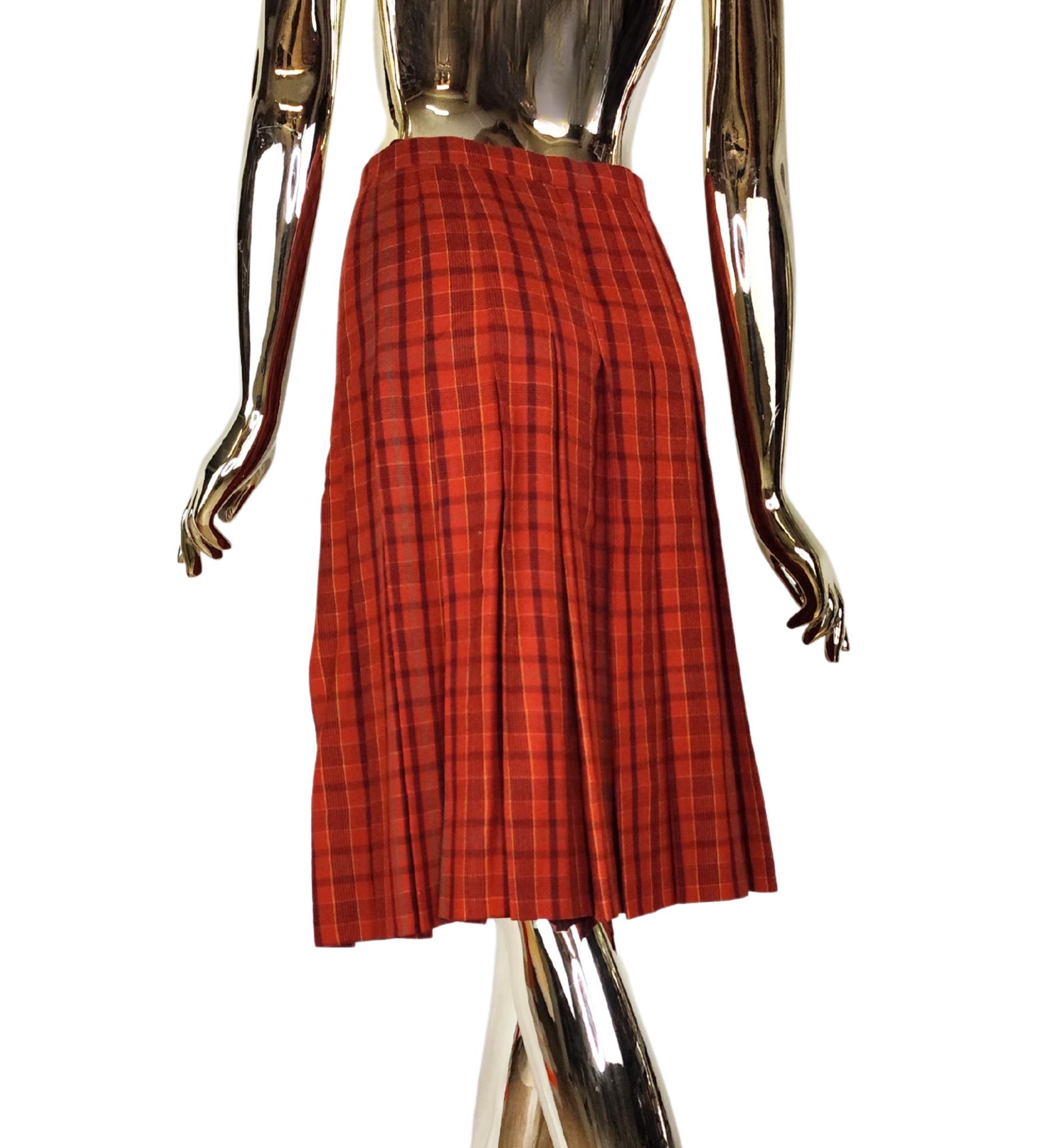 Gonna a portafoglio Yves Saint Laurent Rive Gauche
1970s
Plaid di lana rosso arancio
Plissettato

Taglia 38 FR

Misure:
vita 68 cm - 27 in
fianchi piatti 102 cm - 40 in
lunghezza 63 cm - 25 in

Ottime condizioni vintage