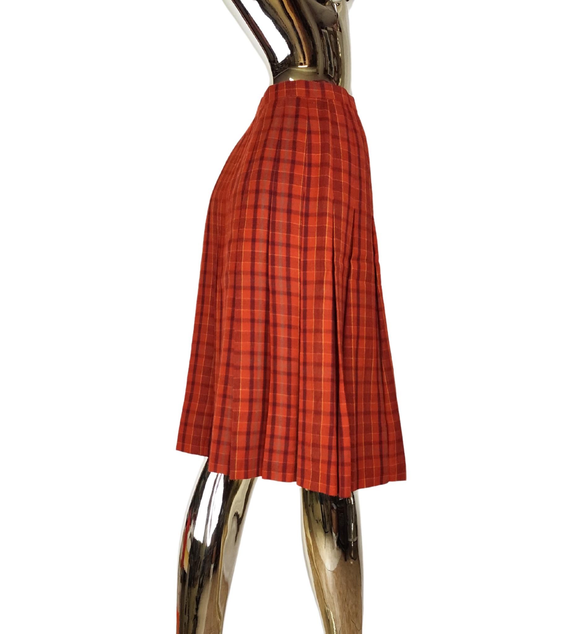 Marrone Yves Saint Laurent Rive Gauche, gonna a portafoglio a pieghe in lana rossa in vendita