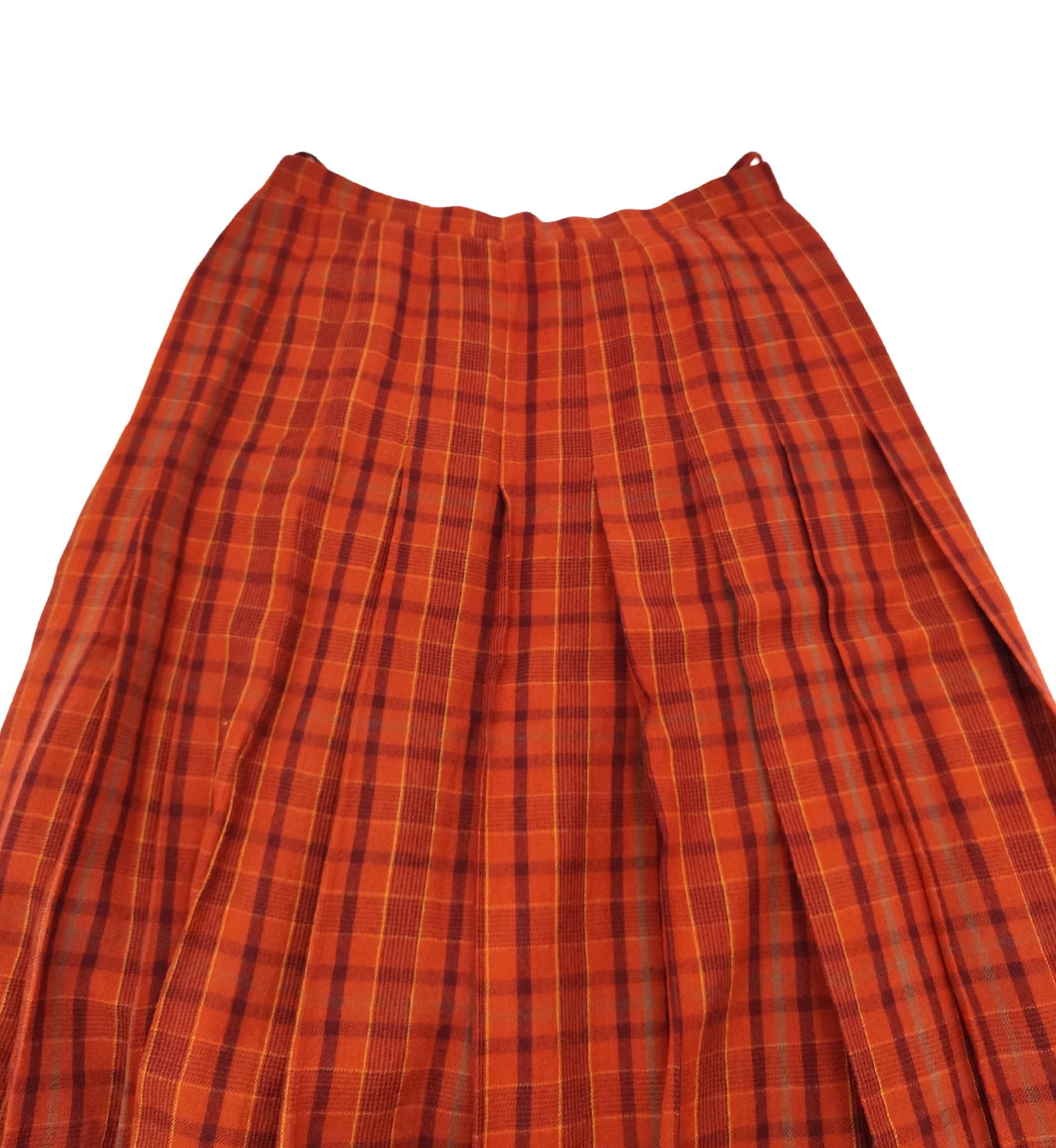Donna Yves Saint Laurent Rive Gauche, gonna a portafoglio a pieghe in lana rossa in vendita