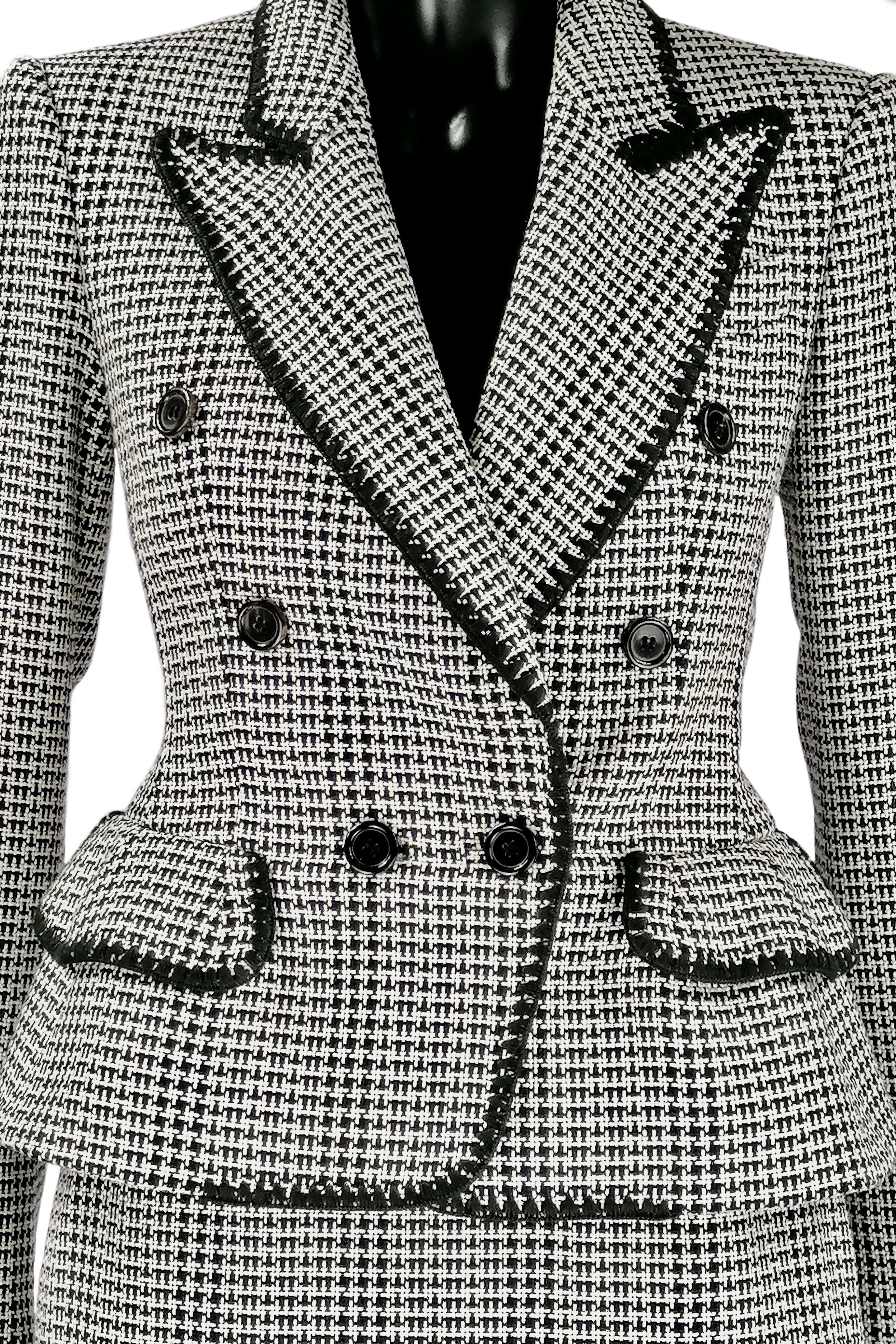 YVES SAINT LAURENT Rive Gauche
Skirt suit black and white houndstooth, double-breasted jacket 
Made in France
Size F 36
100% cotton
Excellent condition
