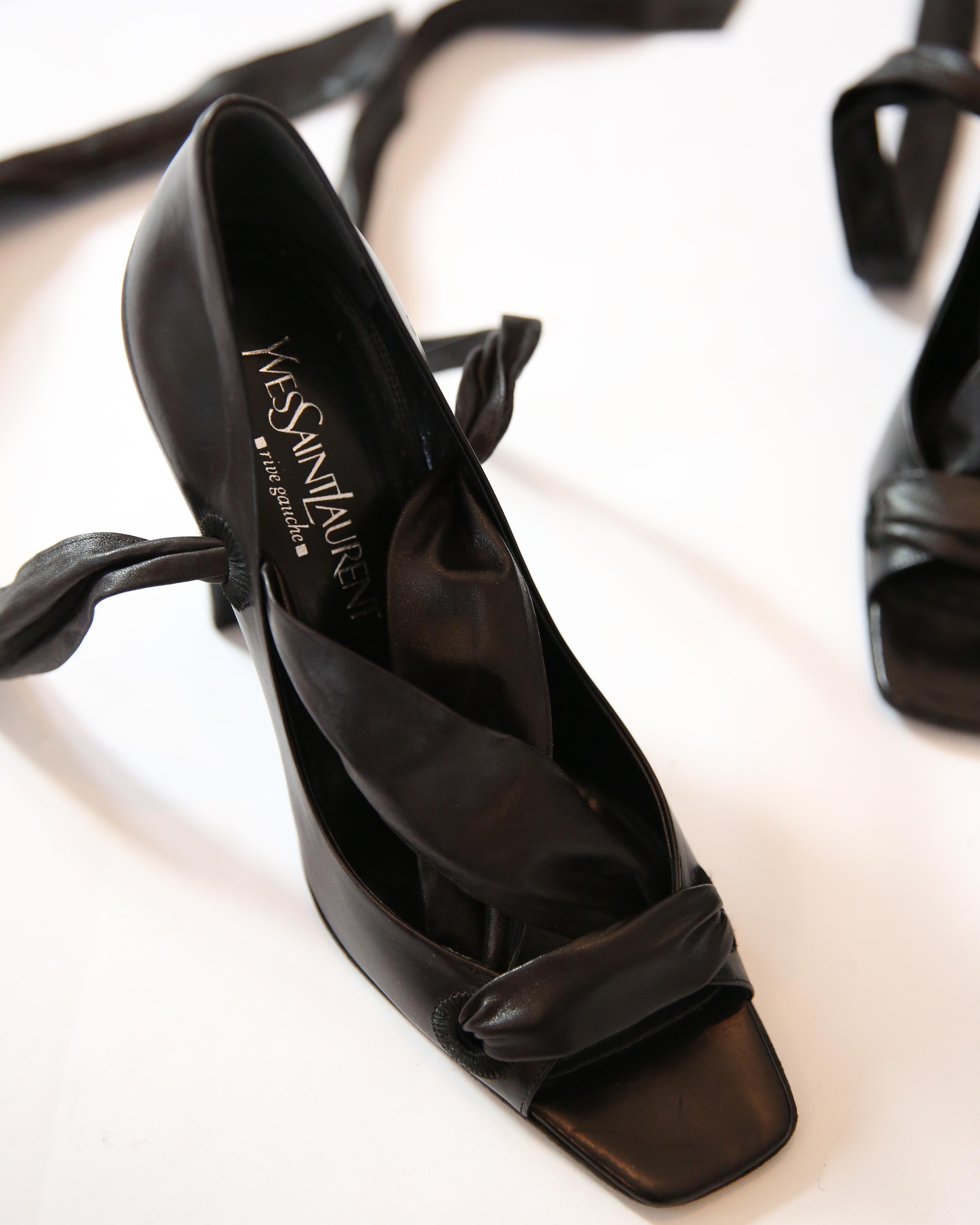 Noir Yves Saint Laurent Rive Gauche Tom Ford sandales noires à talons carrés enveloppés 40 en vente