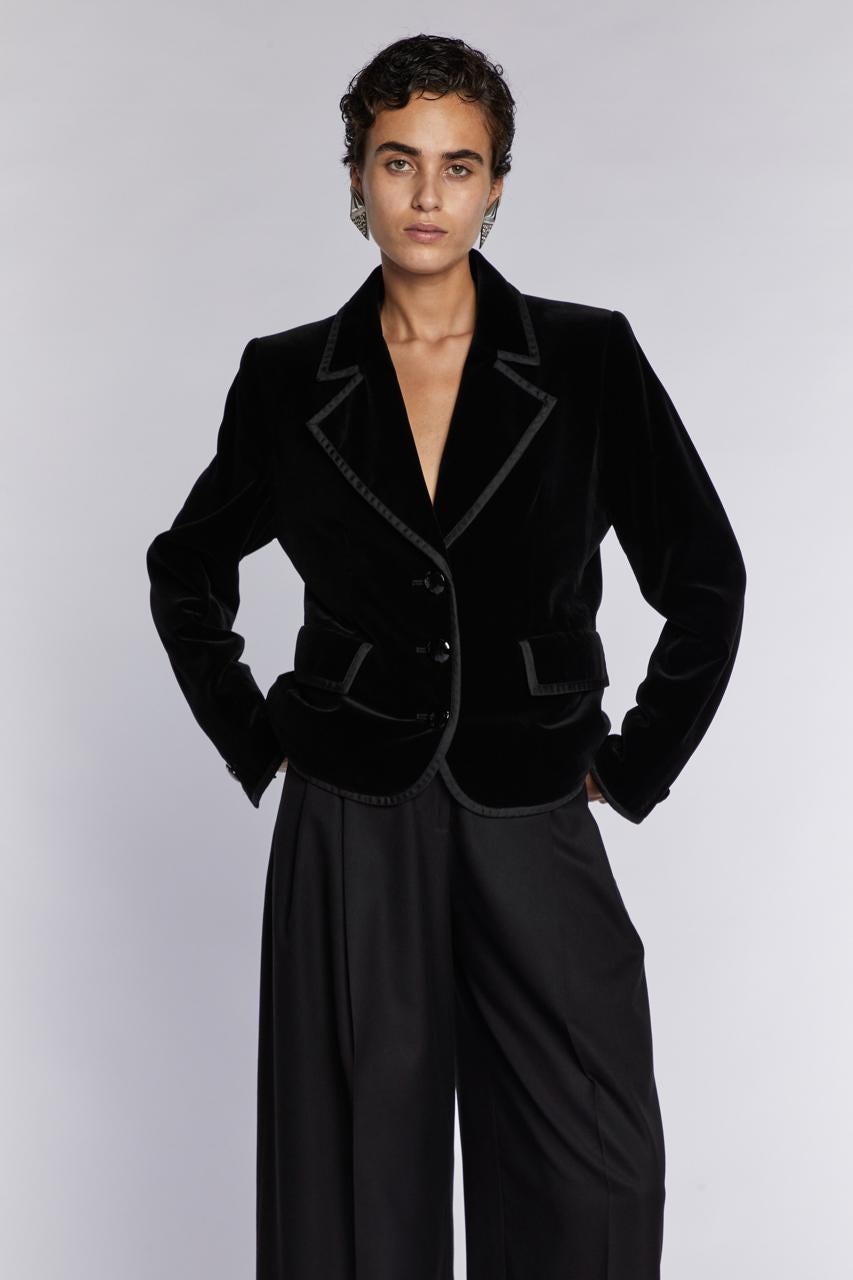 - Yves Saint Laurent Rive Gauche dei primi anni '1990

- Venduto da Mae Vintage London 

- Giacca in velluto nero con finiture in gros-grain

- Condizioni eccellenti 

