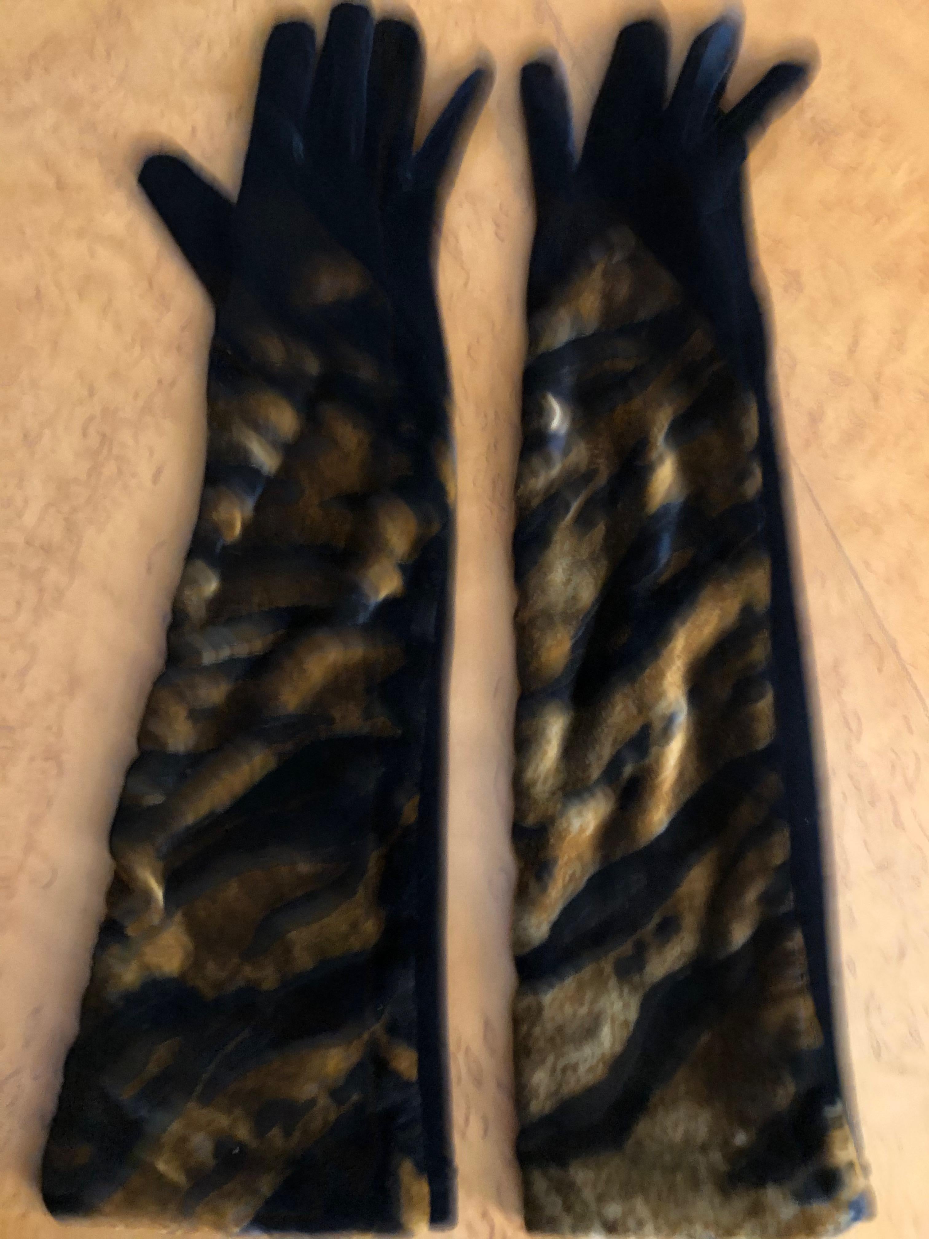 Soft velvet animal print gloves from Yves Saint Laurent Rive Gauche, circa 1977.

size 7 1/2