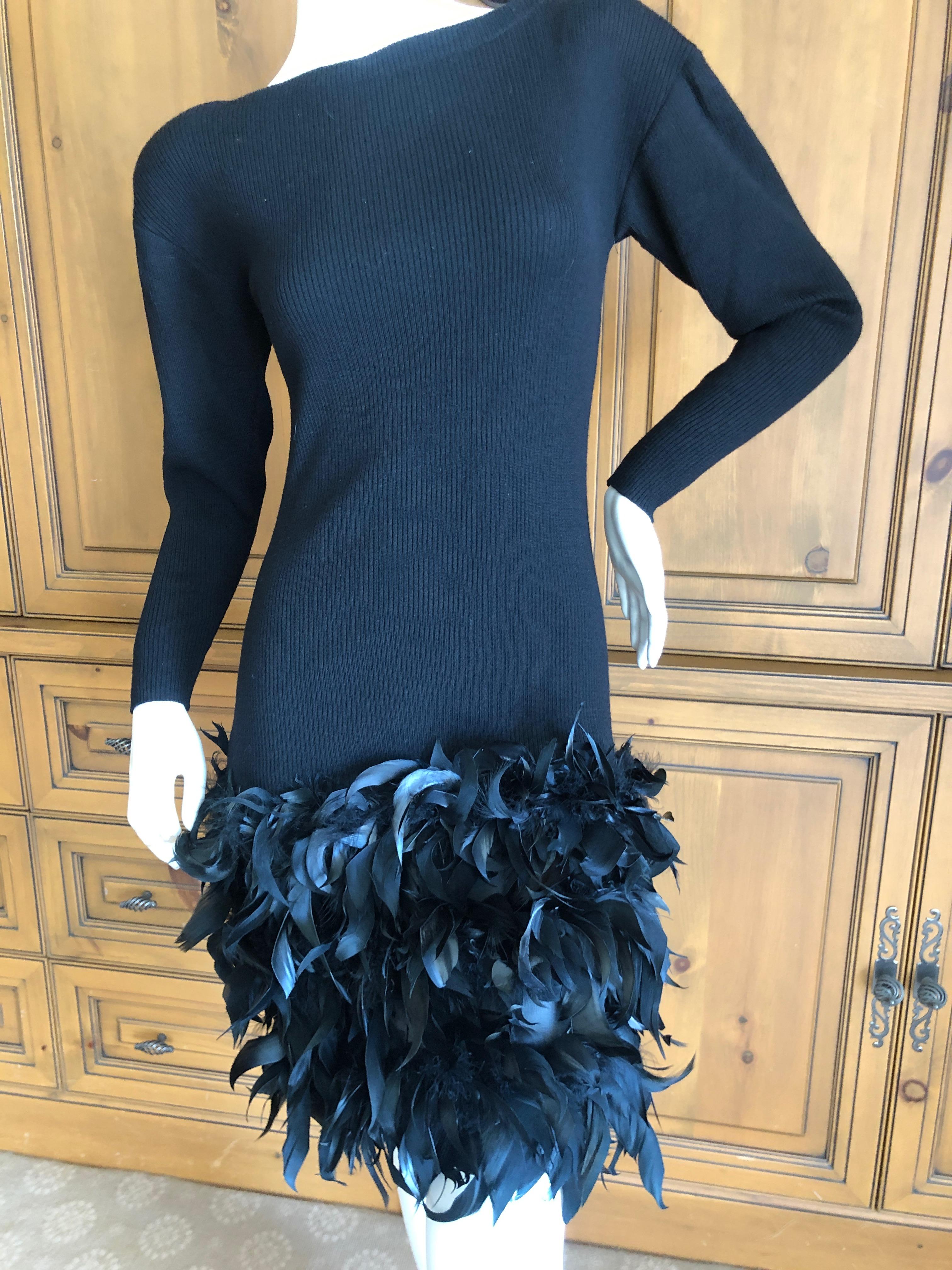 Yves Saint Laurent Rive Gauche Vintage Kleines Schwarzes Kleid mit Federn von Maislon Lamarie auf dem Rock.
Das Kleid ist aus Wolle gestrickt, sehr dehnbar und hat Schulterpads, die entfernt werden können.
Markierte Größe 34
Büste 32