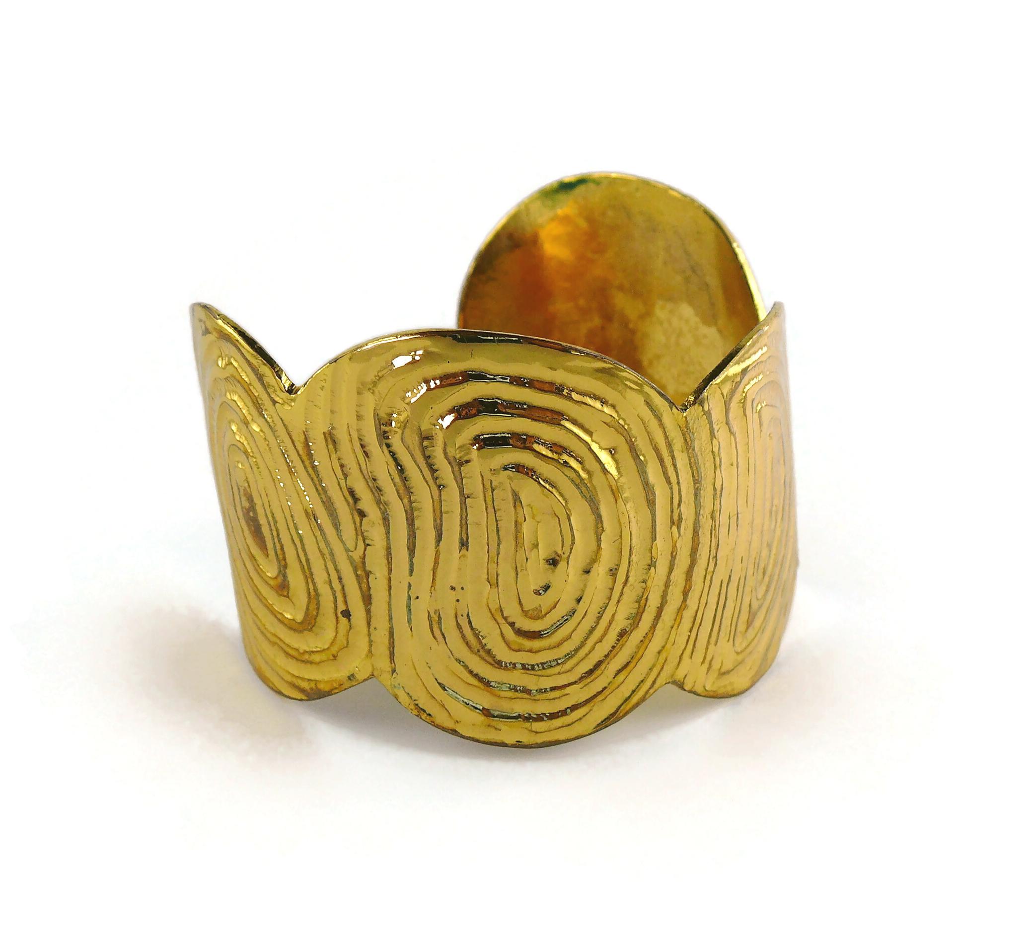 Yves Saint Laurent Rive Gauche Vintage Gold Toned Fingerprint Cuff Bracelet In Good Condition For Sale In Nice, FR