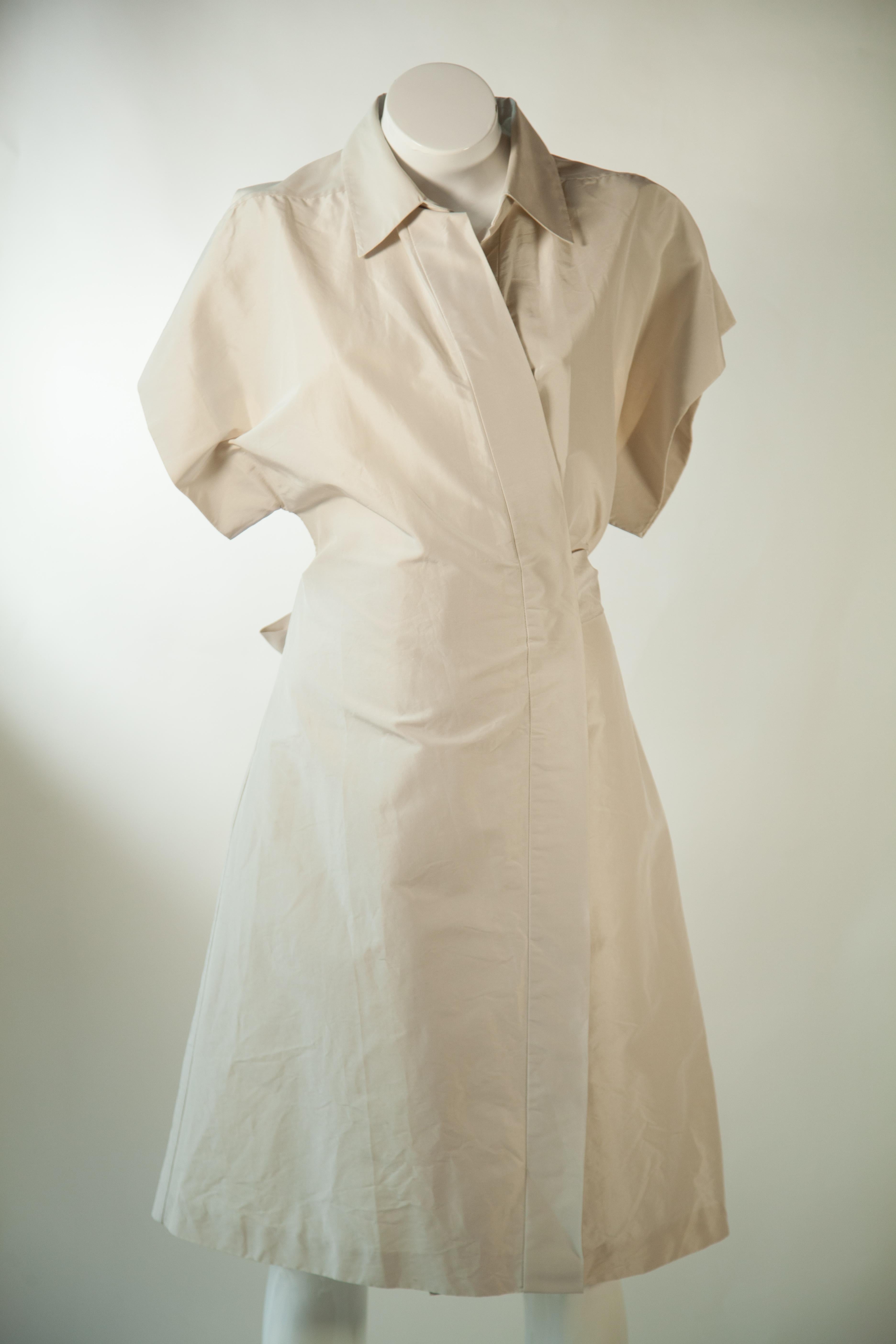 La robe Yves Saint Laurent Rive Gauche White est une robe portefeuille blanche à manches courtes. Fabriquée avec des tissus de qualité signature, cette pièce élégante et intemporelle vous assurera un look chic et confortable. Un choix idéal pour