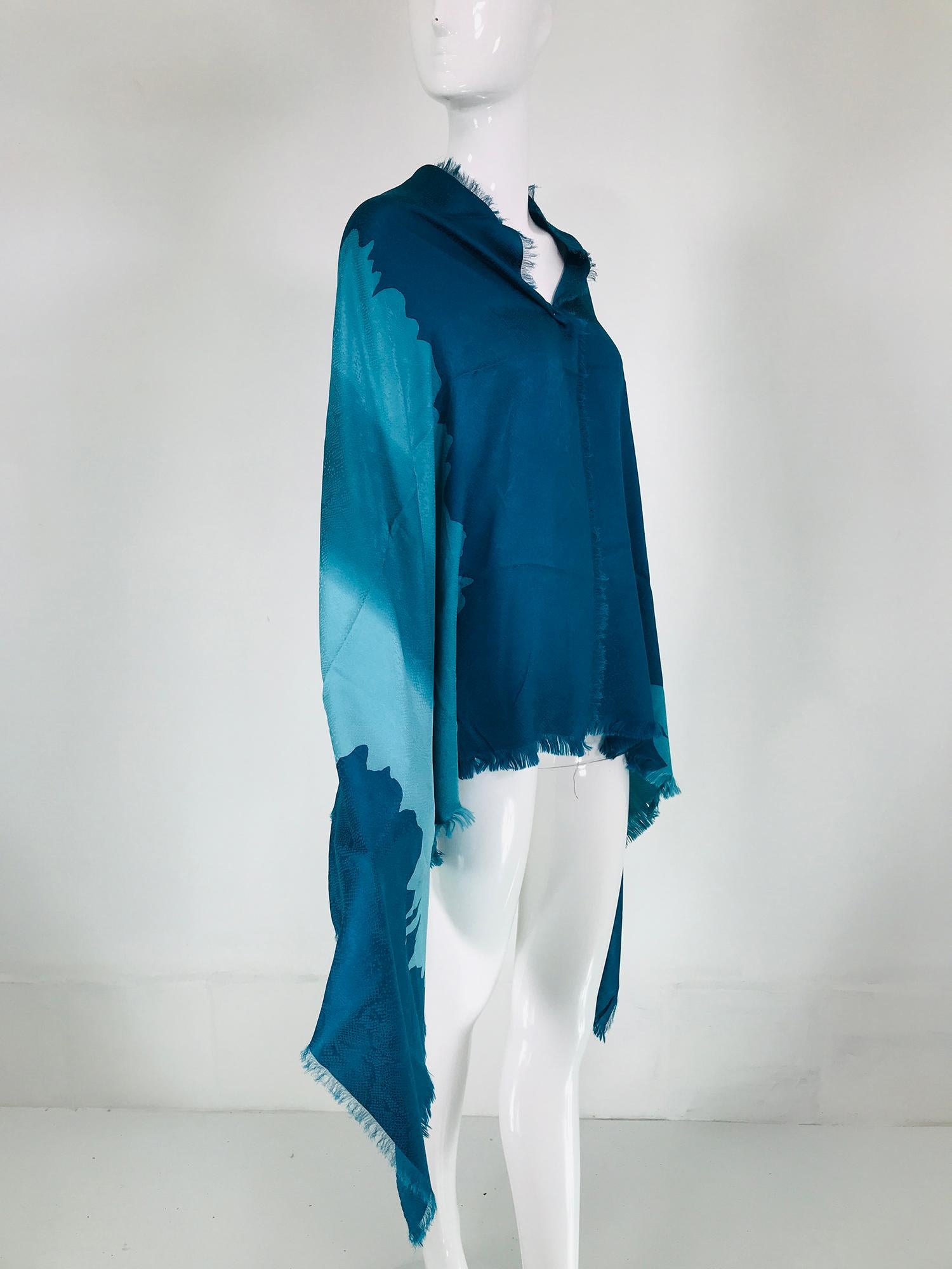 Bleu Yves Saint Laurent Rive Gauche X Long châle rectangulaire en soie texturée  en vente