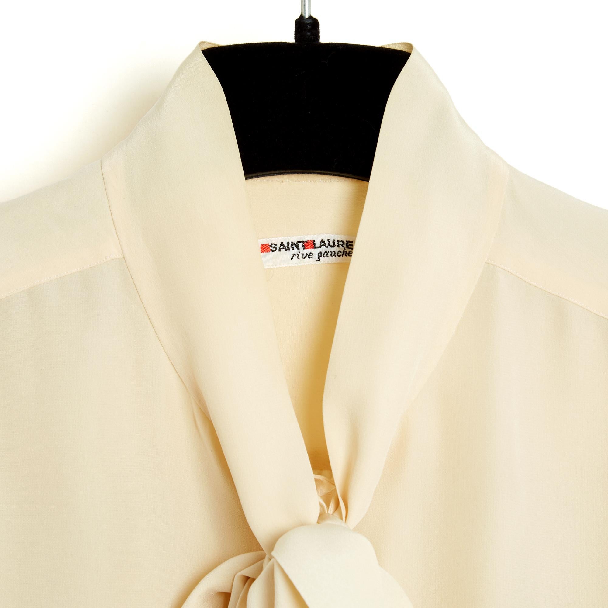 Bianco Yves Saint Laurent Rive Gauche YSL 1985s Top FR38 Camicetta Ascot in seta ecru UK10 US in vendita