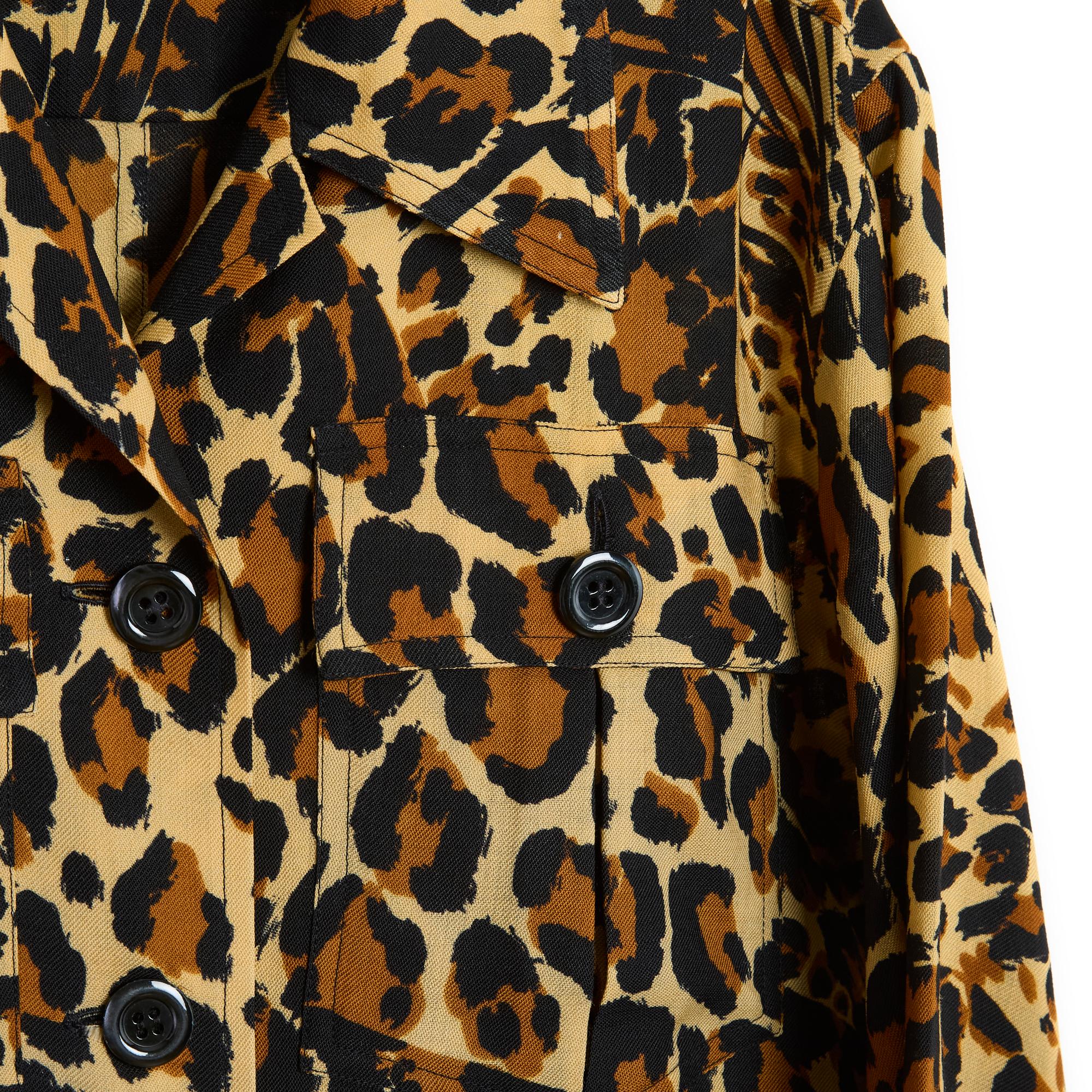 Top Yves Saint Laurent Rive Gauche YSL circa 1980 in animal print wool twill (?), straight cut, shirt collar closed by 4 buttons in front, 2 buttoned safari-style pockets on the chest, long buttoned sleeves. Size indicated 38FR or UK10 and US8: