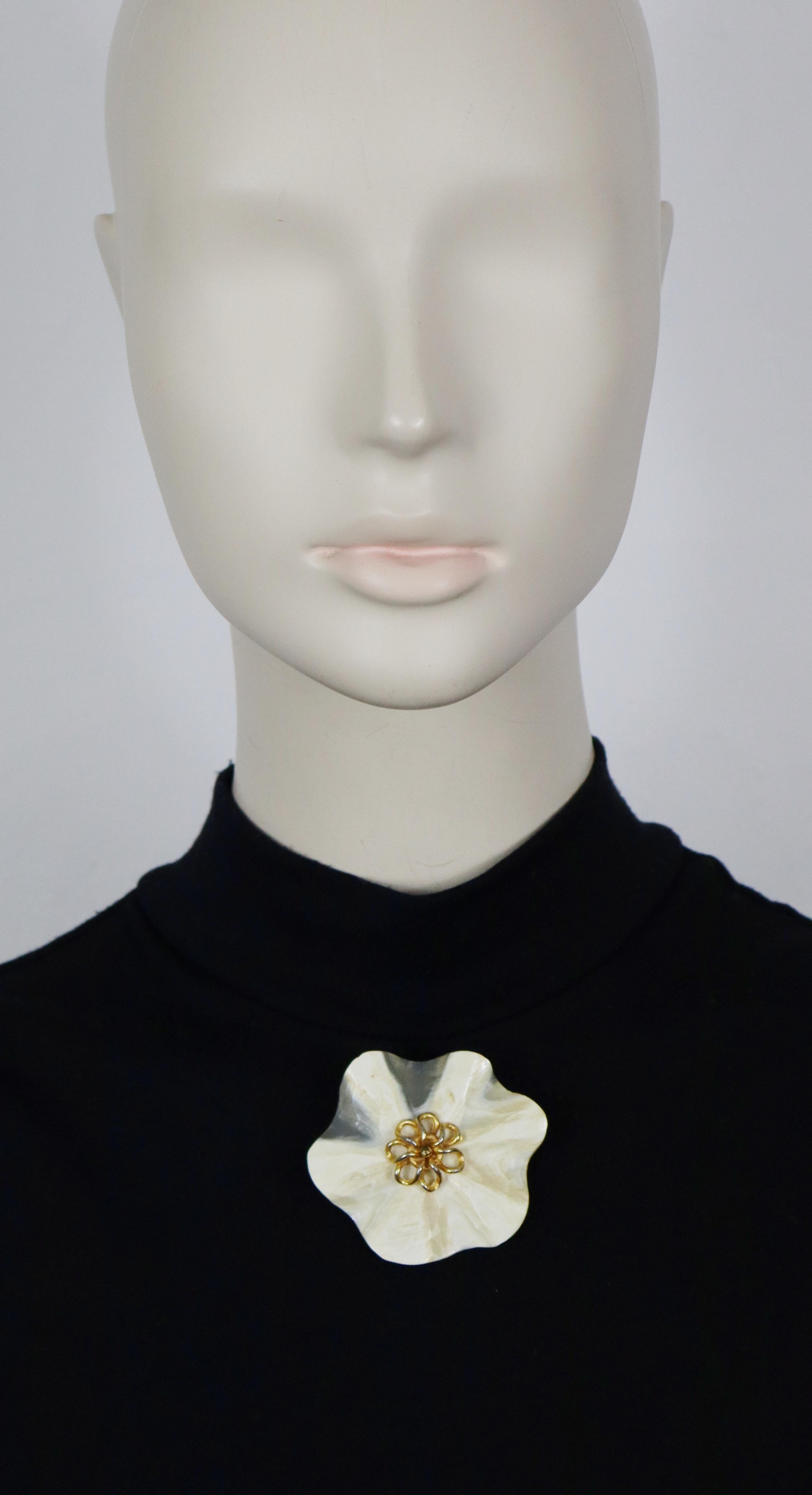 YVES SAINT LAURENT Rive Gauche vintage textured resin flower brooch.

Embossed YVES SAINT LAURENT Rive Gauche Made in France.

Indicative measurements : max. height approx. 5.3 cm (2.09 inches) / max. width approx. 6 cm (2.36 inches).

Materials :