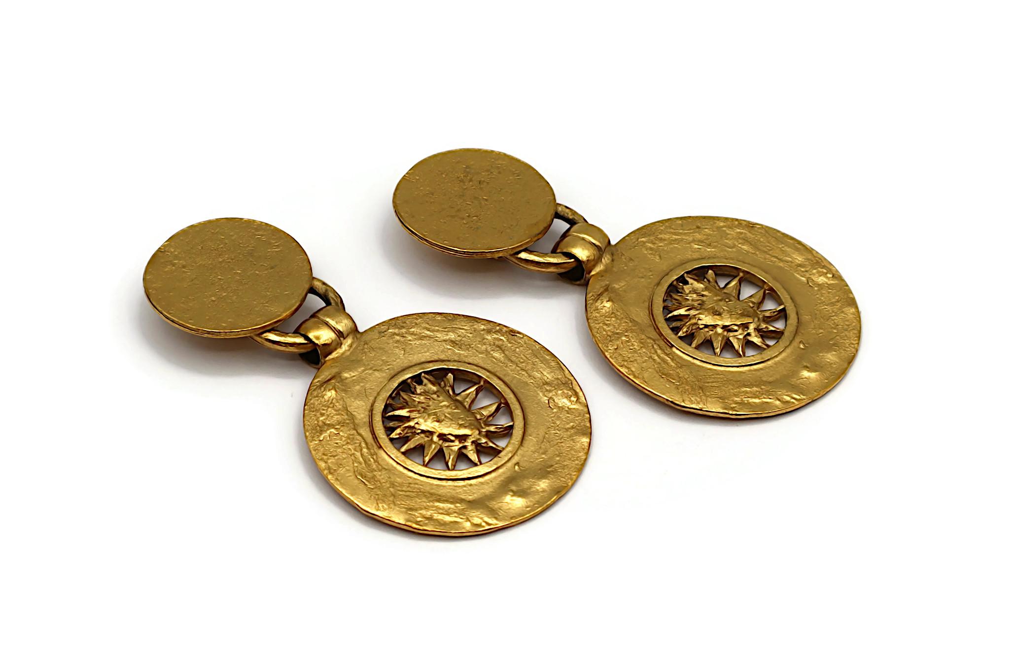 YVES SAINT LAURENT Rive Gauche vintage gold tone disc dangling earrings (clip-on) featuring a cut-out sun face.

Embossed YVES SAINT LAURENT Rive Gauche Made in France.

Indicative measurements : height approx. 7.5 cm (2.95 inches) / max. width