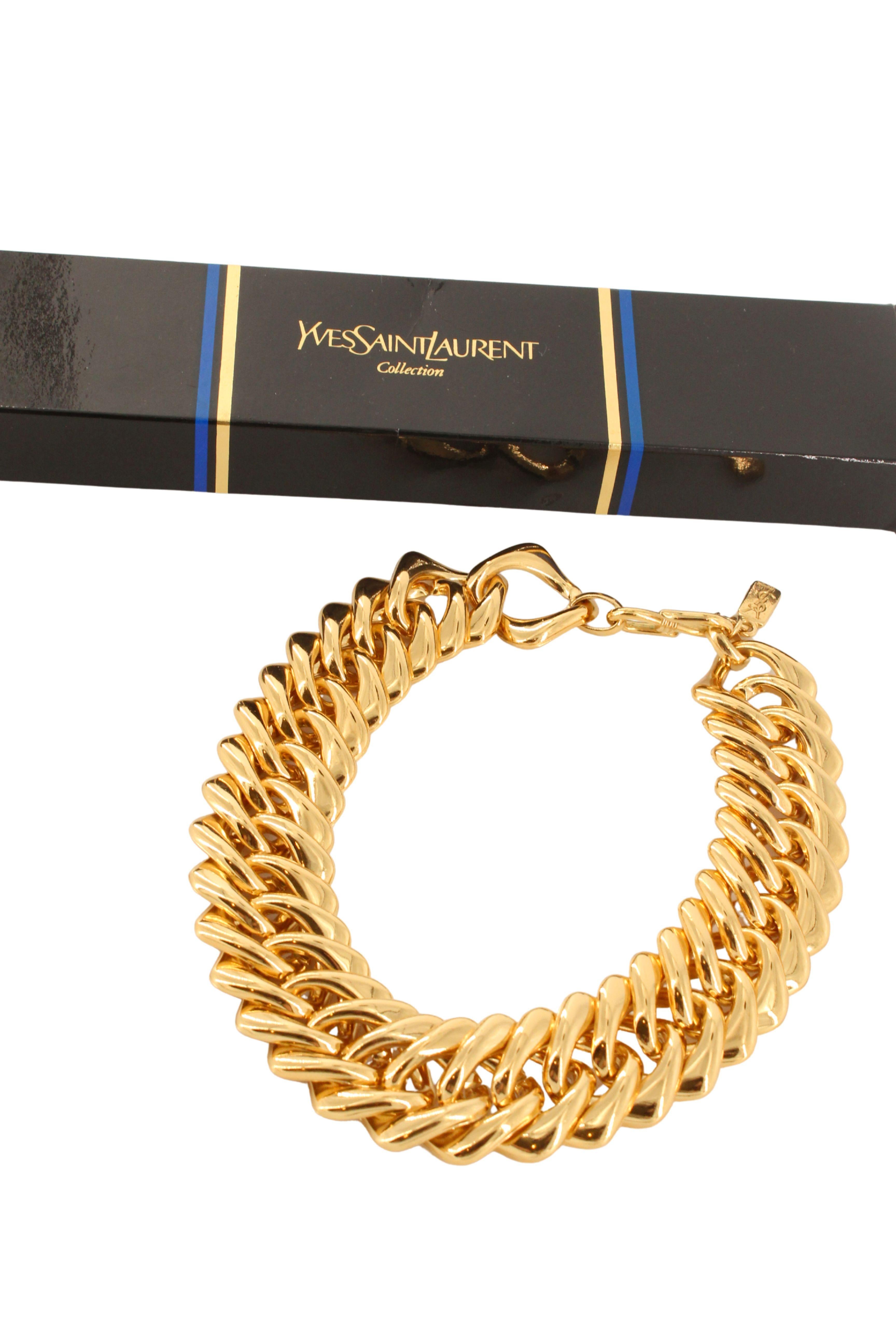 Una dichiarazione di puro glamour anni '80 di Yves Saint Laurent: questo sostanzioso girocollo placcato in oro è caratterizzato da maglie oversize ad incastro con finitura a specchio, che emanano l'audace sensualità dei bijoux couture di Saint