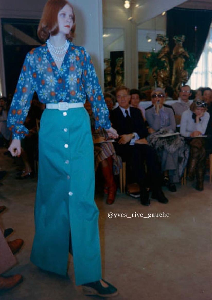 Dieses seltene und sammelwürdige Hemd wurde auf der Yves Saint Laurent Rive Gauche Spring 1974 Runway Show in verschiedenen Stil- und Farbkombinationen getragen (siehe Bilder 2, 3, 4 & 5). Es ist aus leichtem, halbdurchsichtigem Seidenchiffon