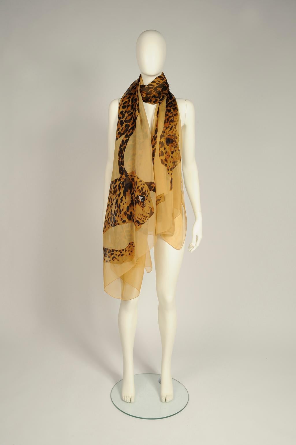 From the iconic 1986-1987 Fall-Winter collection with the leopard theme, this runway (see picture 3) YSL shawl scarf is the largest I’ve ever seen ! Made from refined breezy silk chiffon, it is decorated with multiple leopards in its usual color