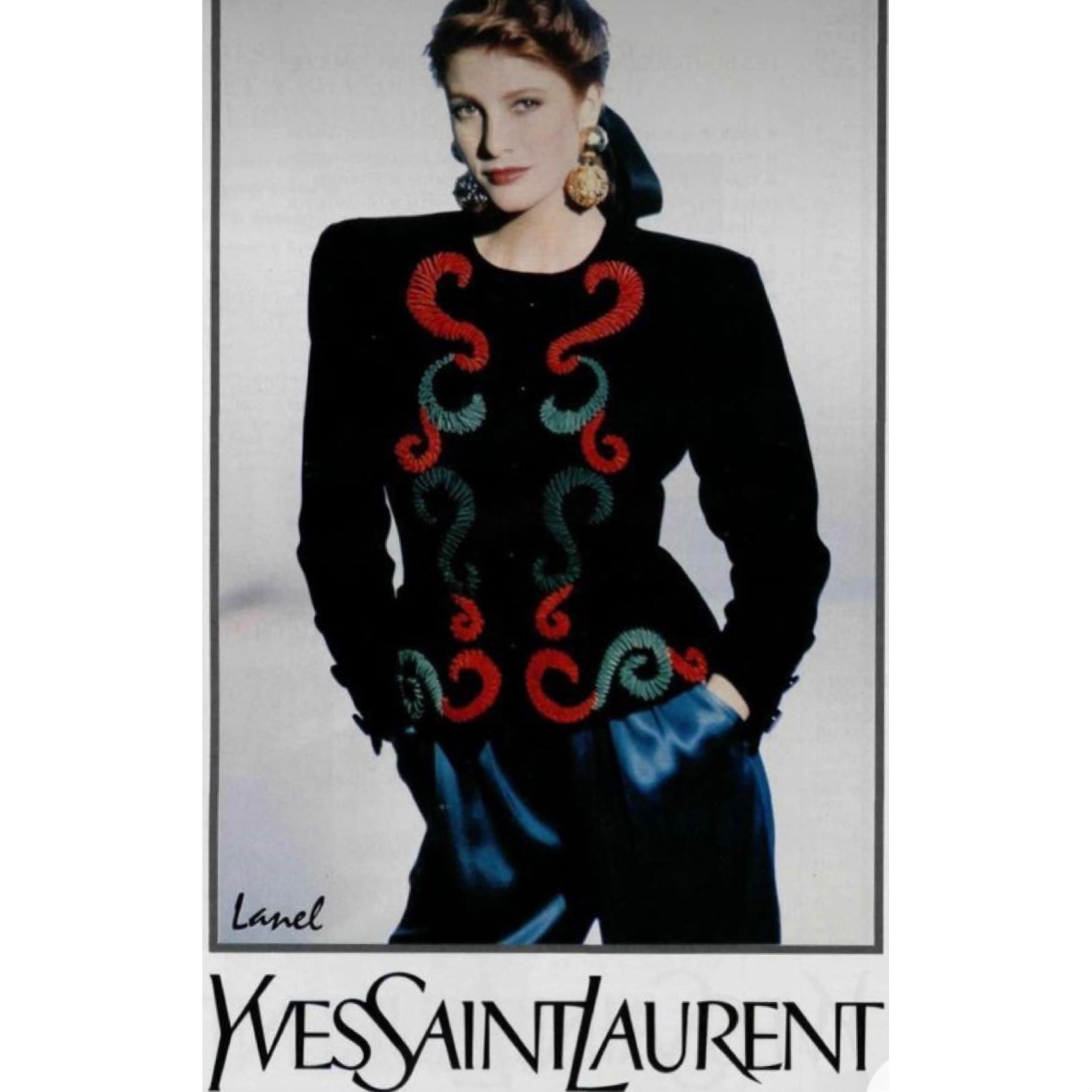 Yves Saint Laurent Laufstegjacke aus rotem und grünem Samt mit Stickereien, 1989 (Schwarz) im Angebot