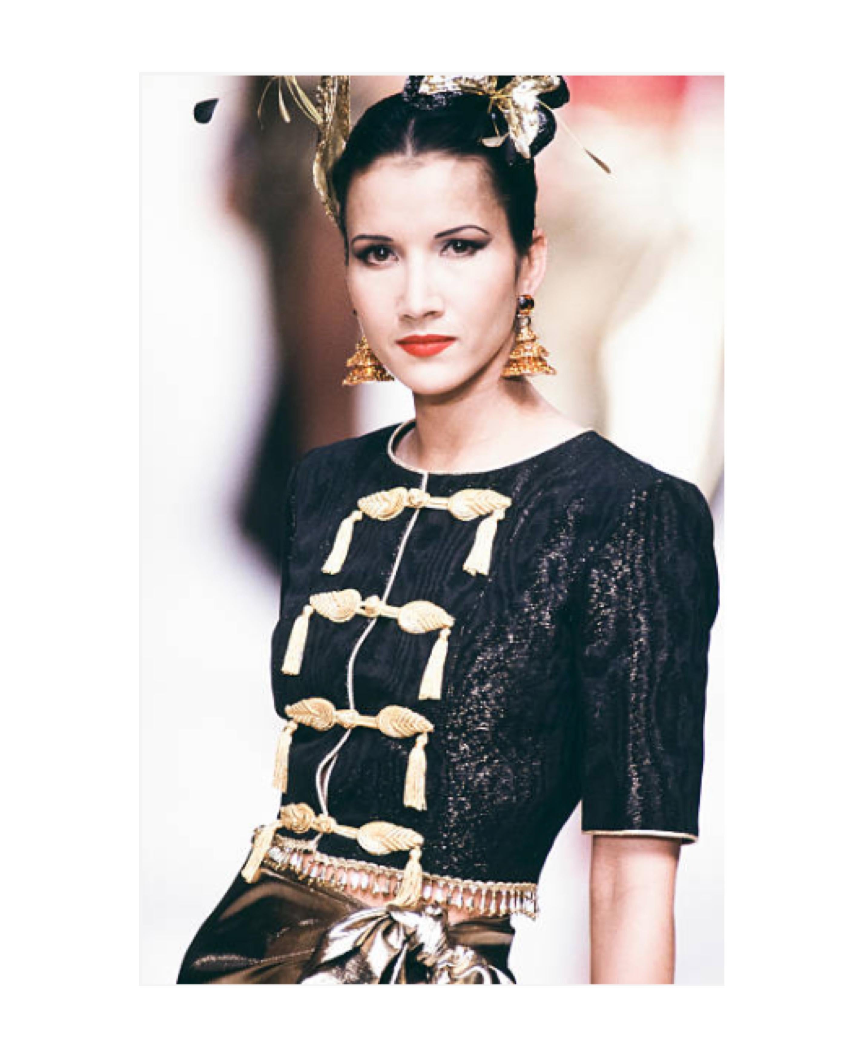Yves Saint Laurent S/S 1993 Iconique Runway Documented Top in seta nera impreziosito da nappe e perline
Giacca di Yves Saint Laurent della collezione prêt-à-porter primavera/estate 1993, presentata per la prima volta in un'eccezionale finale della