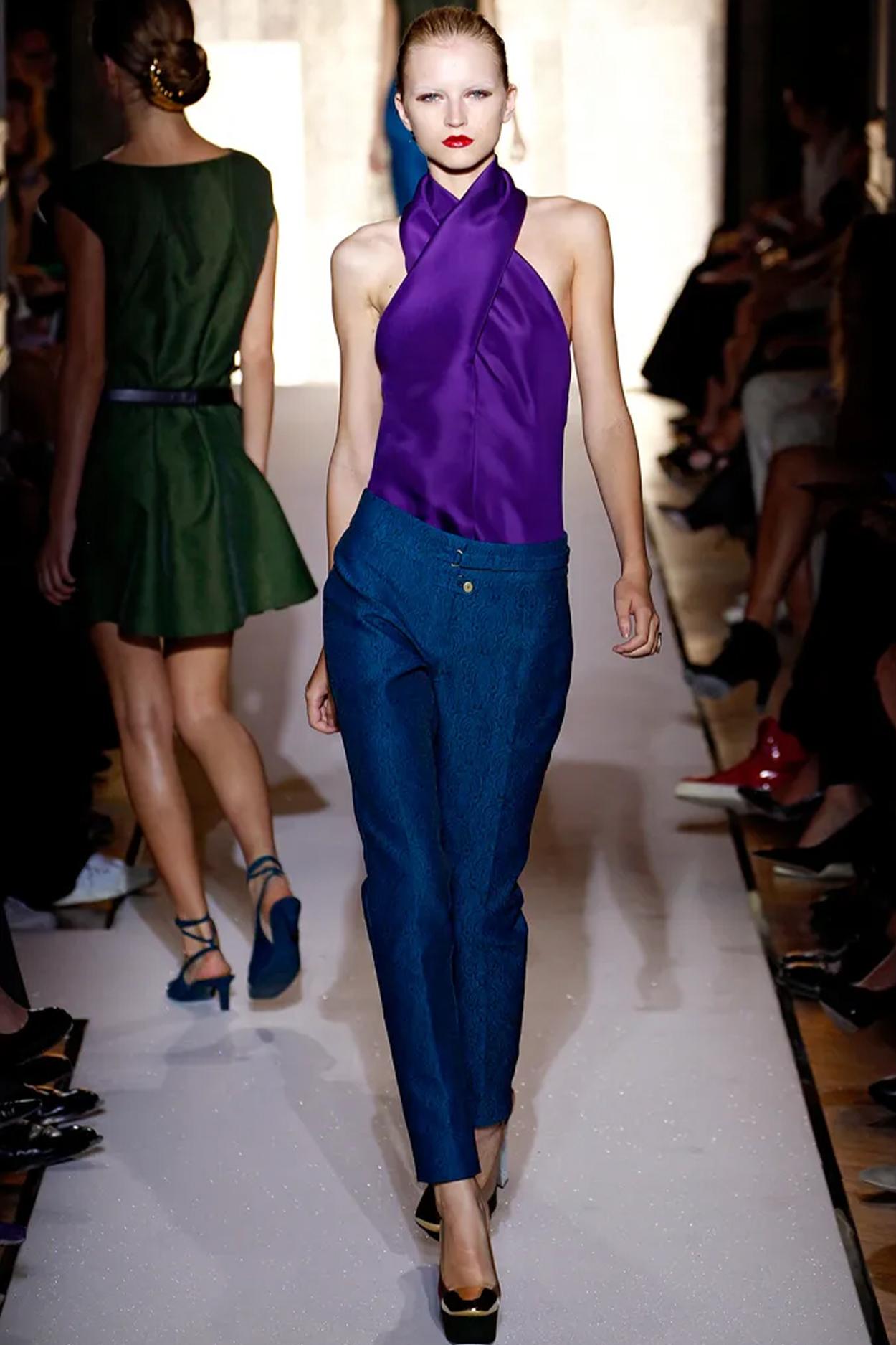 Yves Saint Laurent S/S 2012 - Haut violet en soie à col bénitier  Pour femmes en vente