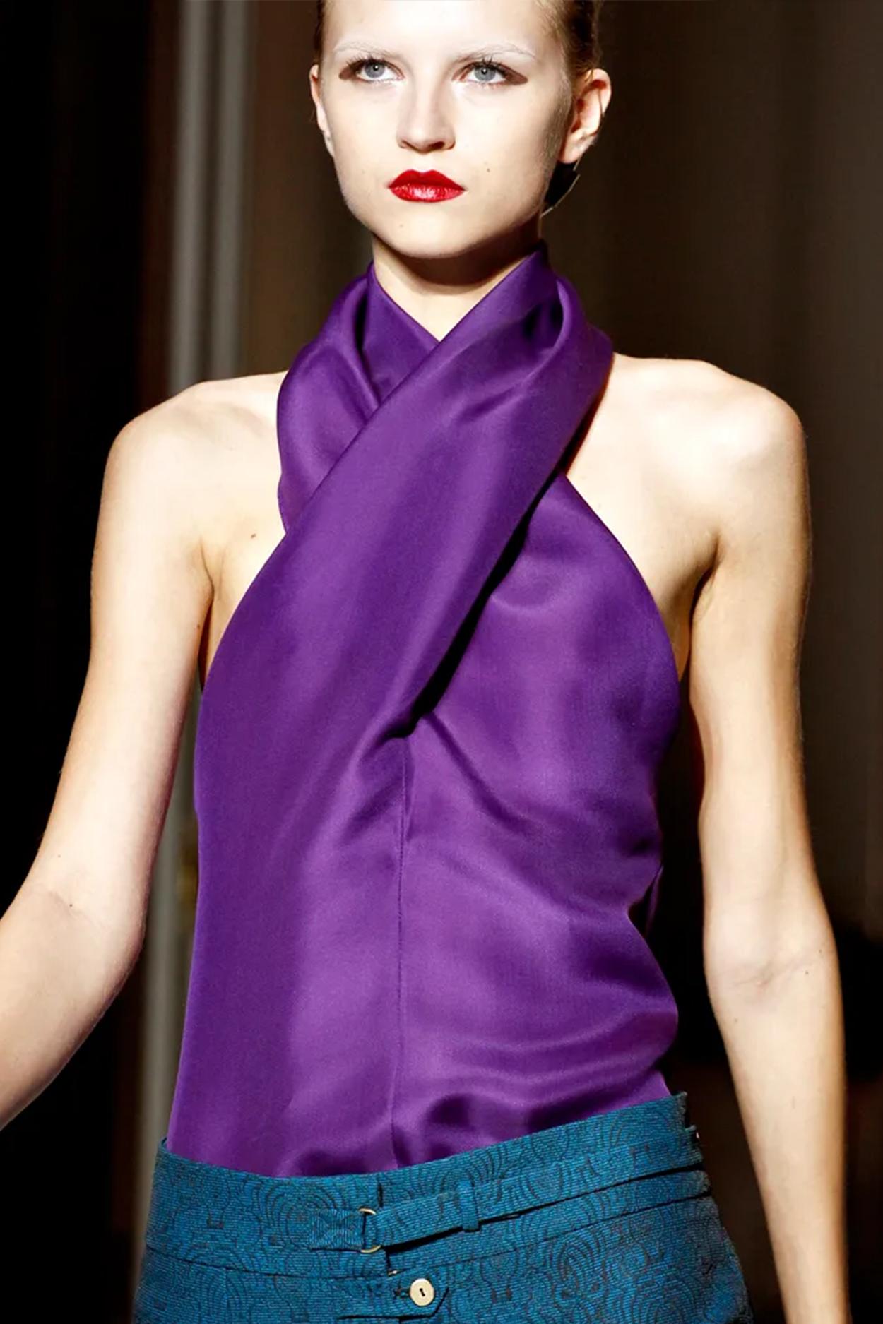 Yves Saint Laurent S/S 2012 - Haut violet en soie à col bénitier  en vente 1