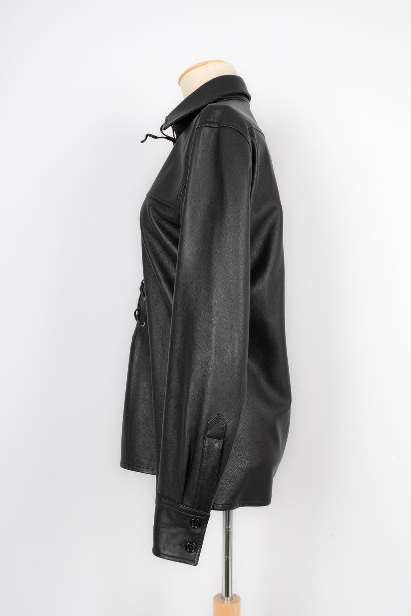 Yves Saint Laurent - (Fabriqué en France) Top de style saharienne en cuir noir. Taille 50 indiquée mais il convient mieux à un 42FR.

Informations complémentaires :
Condit : Très bon état.
Dimensions : Largeur des épaules : 45 cm - Longueur des