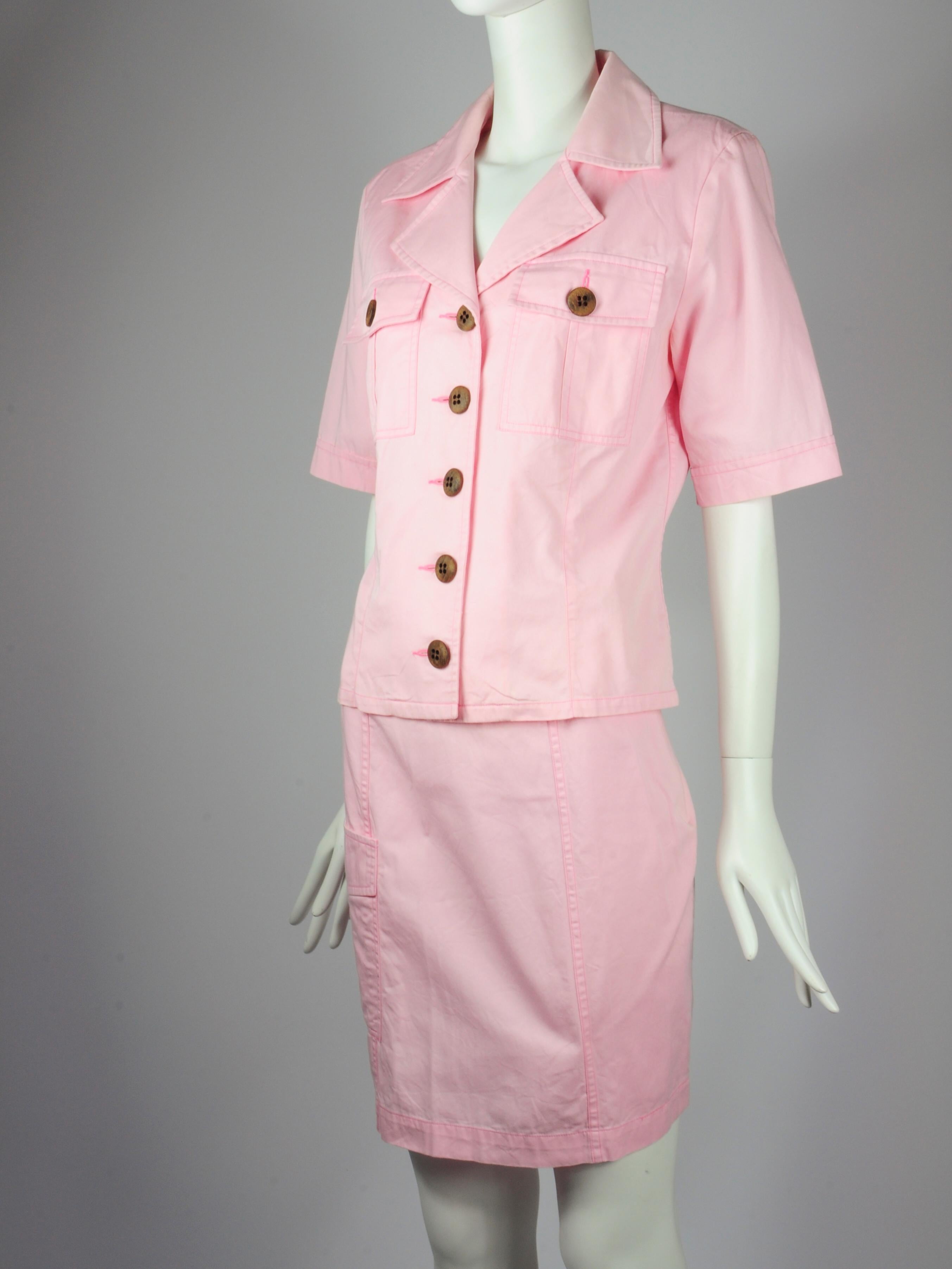 Yves Saint Laurent Saharienne Safari Zweiteiliges Rock-Anzug-Set mit rosa Taschen 1990er im Angebot 4