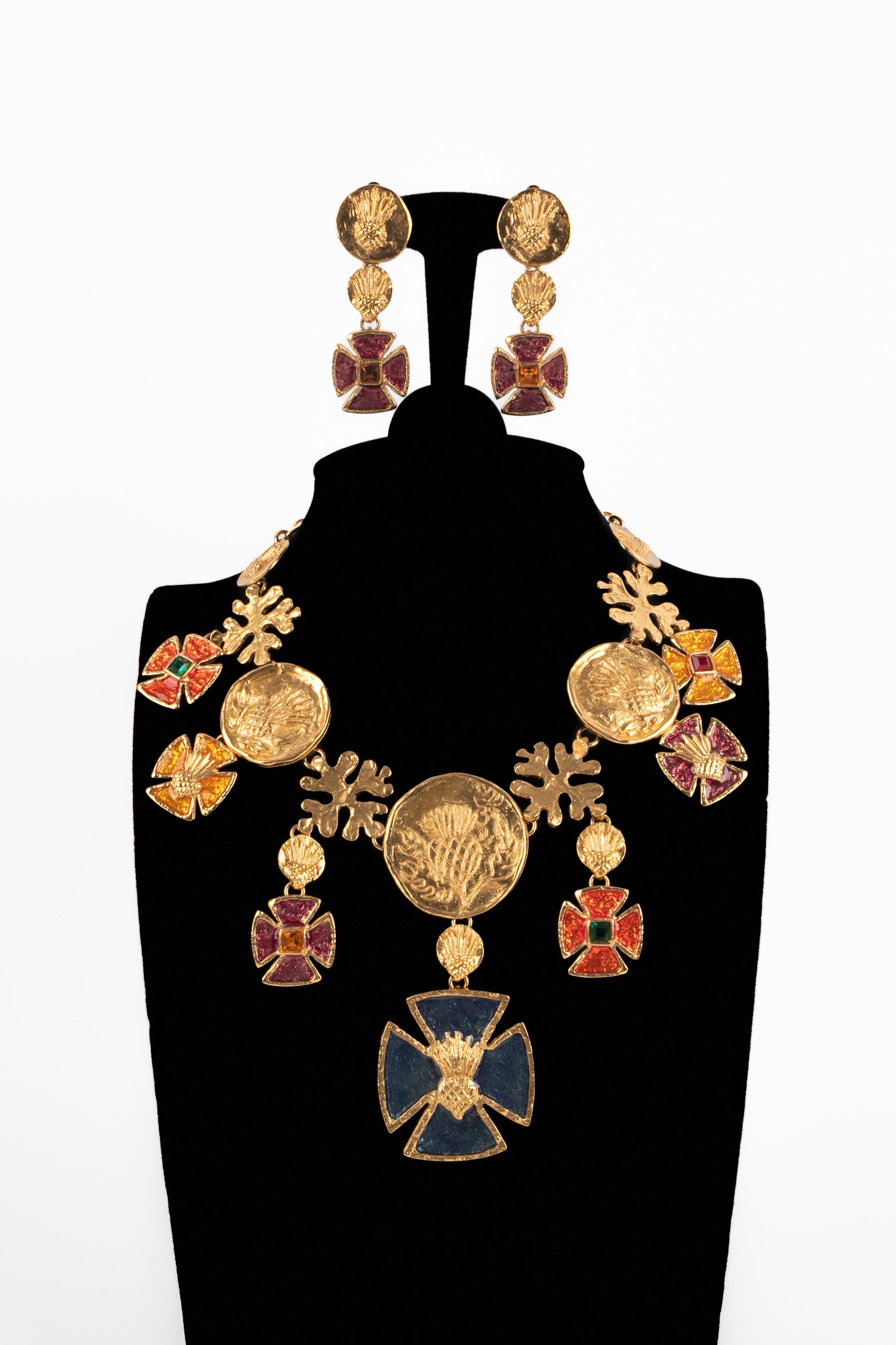 YVES SAINT LAURENT - (Fabricado en Francia) Conjunto de metal dorado esmaltado compuesto por un collar y pendientes de clip.

Estado:
Muy buen estado

Dimensiones:
Longitud del collar: de 38 cm a 44 cm // Longitud de los pendientes: 6 cm

SKU:PA19
