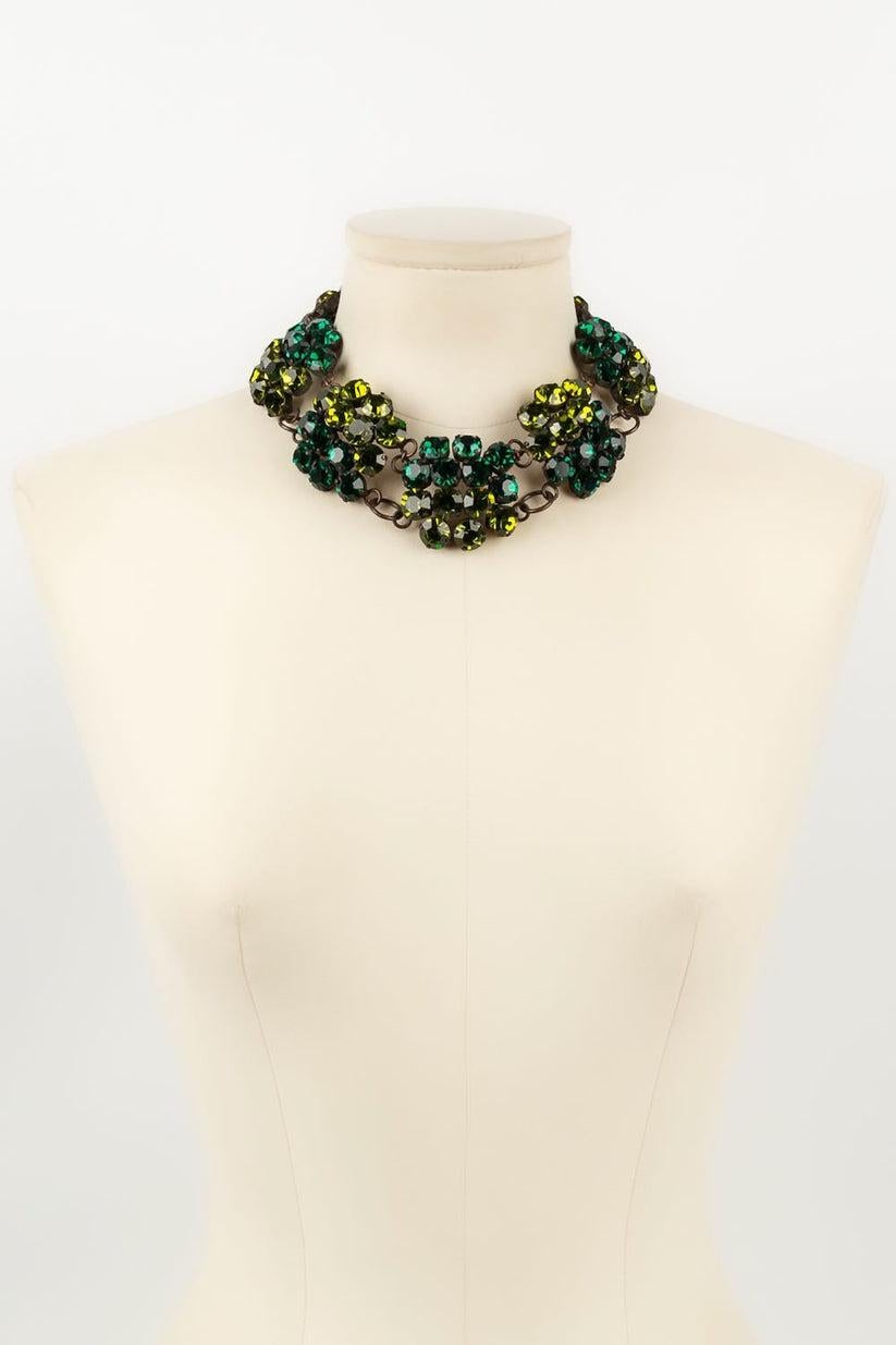 Yves Saint Laurent - Set in copper-plated metal, rhinestones in shades of glass. Haute Couture collection 1985/89. Set not signed.

Additional information: 

Dimensions: 
Length of the necklace: from 41 cm to 49 cm 
Length of earrings: 9 cm