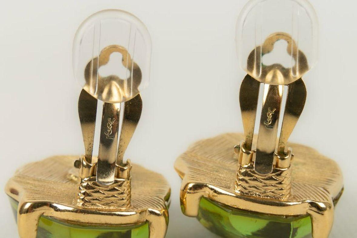 Yves Saint Laurent Set aus Halskette und Ohrringen aus Goldmetall und grünem Harz im Angebot 4